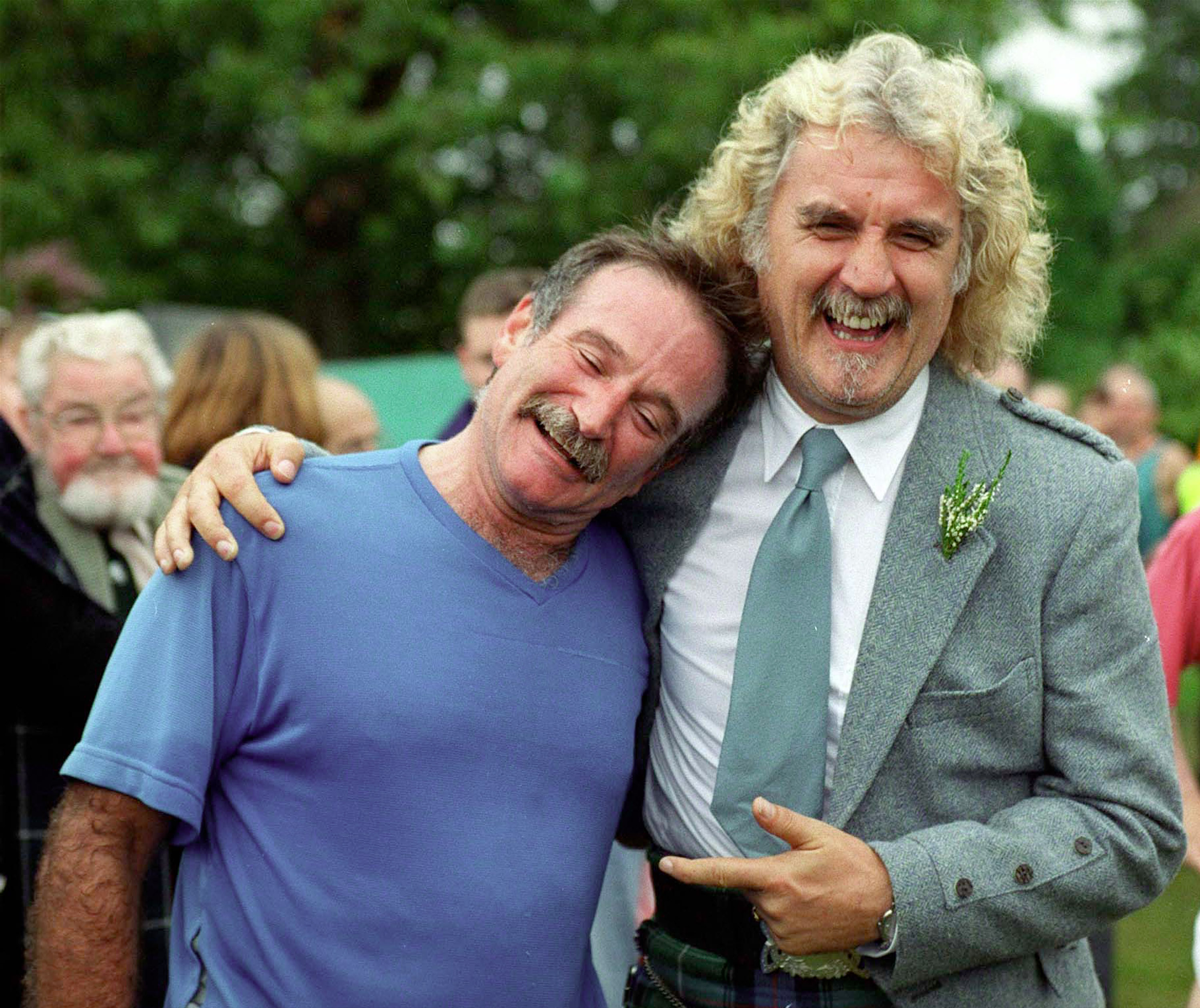 Robin Williams and Billy Connolly at the Lonach Highland Games on August 28, 2000, in Strathdon near Balmoral in Scotland. | Source: Getty Images