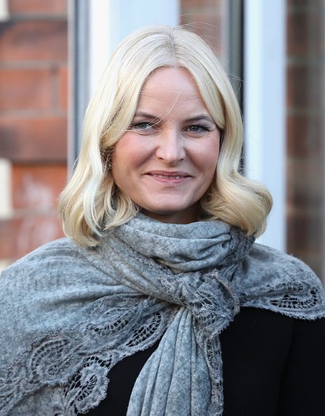 La princesa Mette Marit de Noruega sale de la Escuela Hartvig Nissen el 2 de febrero de 2018 en Oslo (Noruega). | Foto Getty Images