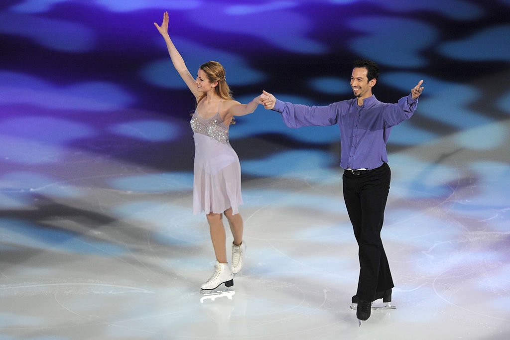 Tanith Belbin and Ben Agosto skate together during the P&G & Wal-Mart "Tribute to American Legends of the Ice" at Izod Center on December 11, 2013 | Photo: Getty Images 