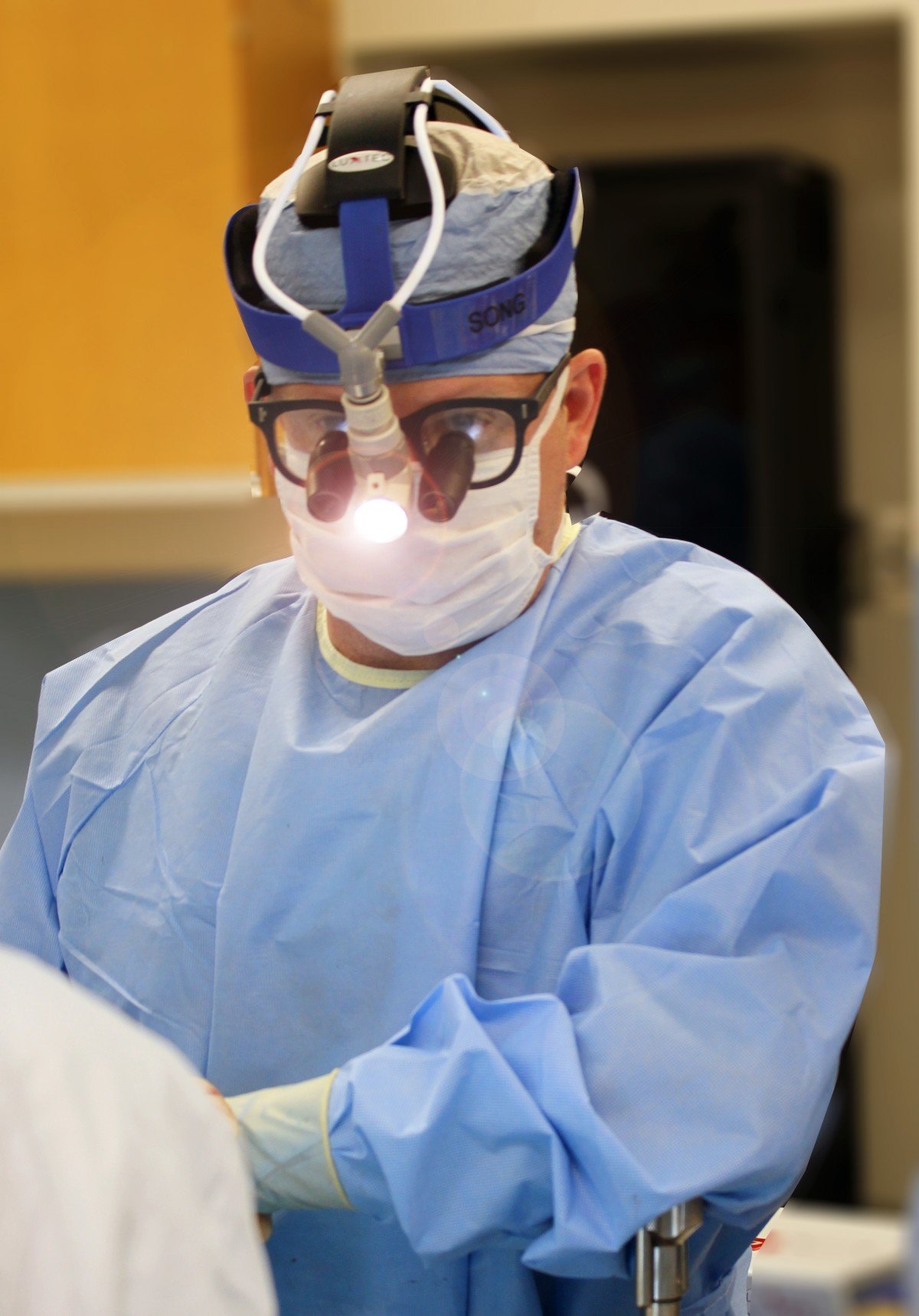 Doctor realizando un procedimiento. | Foto: PxHere