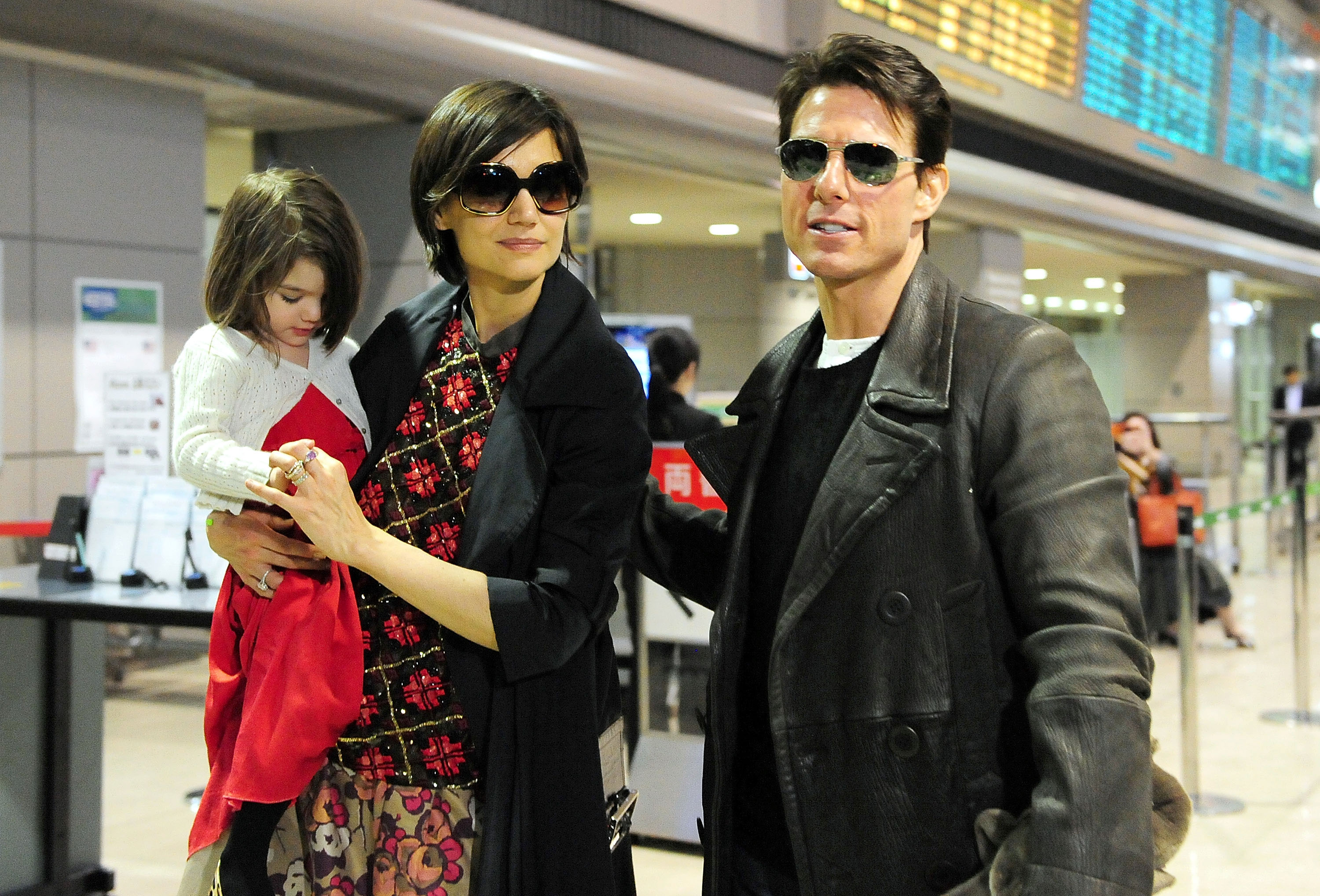Suri Cruise, Tom Cruise, and Katie Holmes at Narita International Airport on March 8, 2009 in Narita, Chiba, Japan. | Source: Getty Images