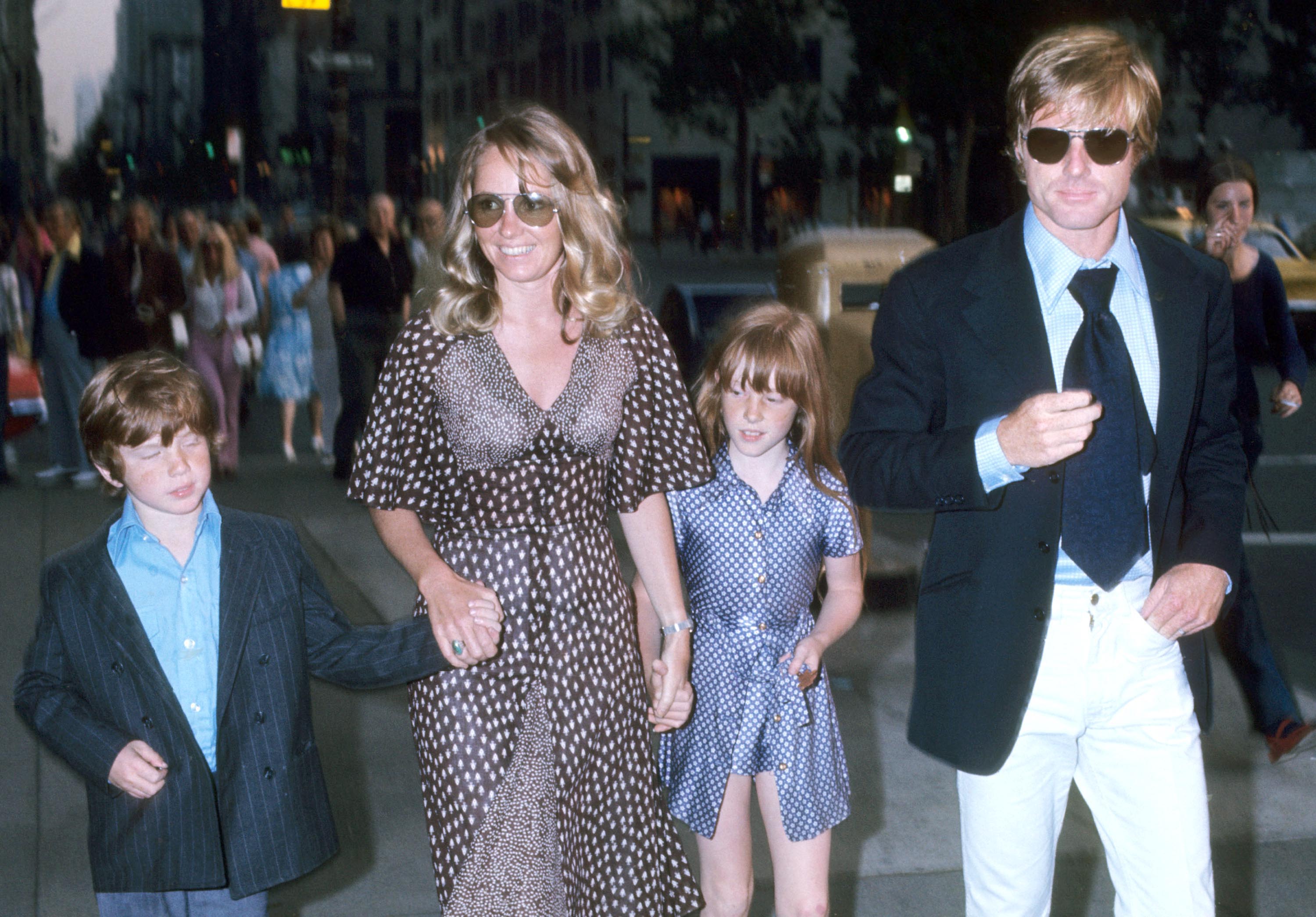 Robert Redford with Lola Van Wagenen and kids Jamie and Shauna in New York City on June 15, 1969 | Source: Getty Images 