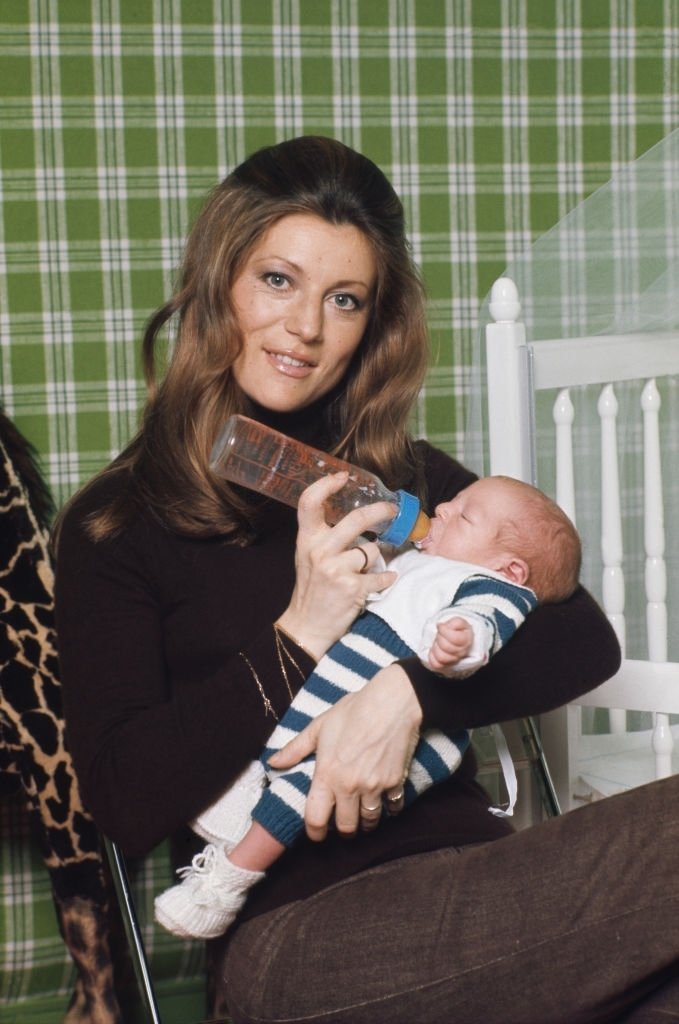 La chanteuse française Sheila avec son fils Ludovic chez elle à Feucherolles. | Photo : Getty Images