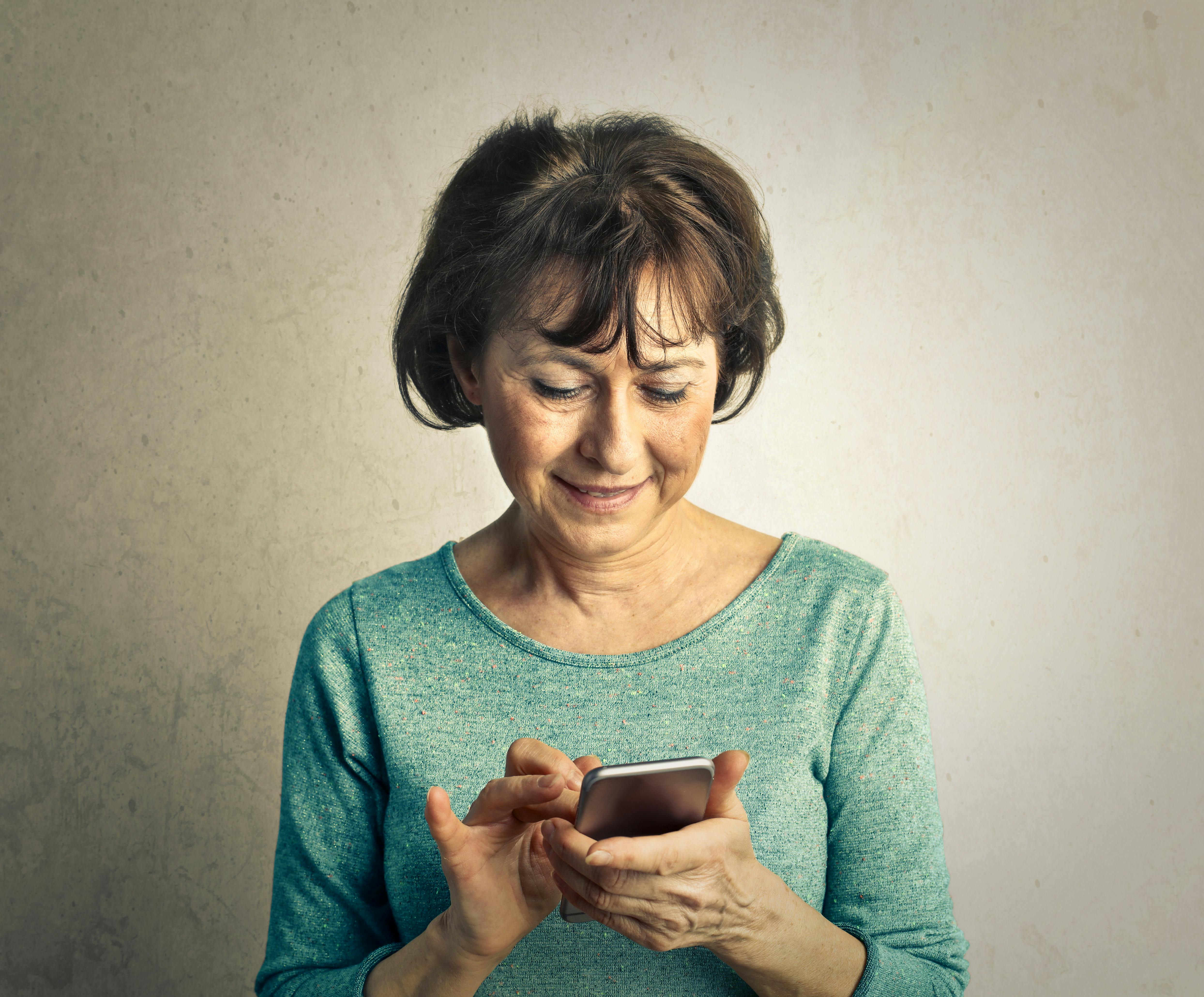 A senior woman texting | Source: Pexels