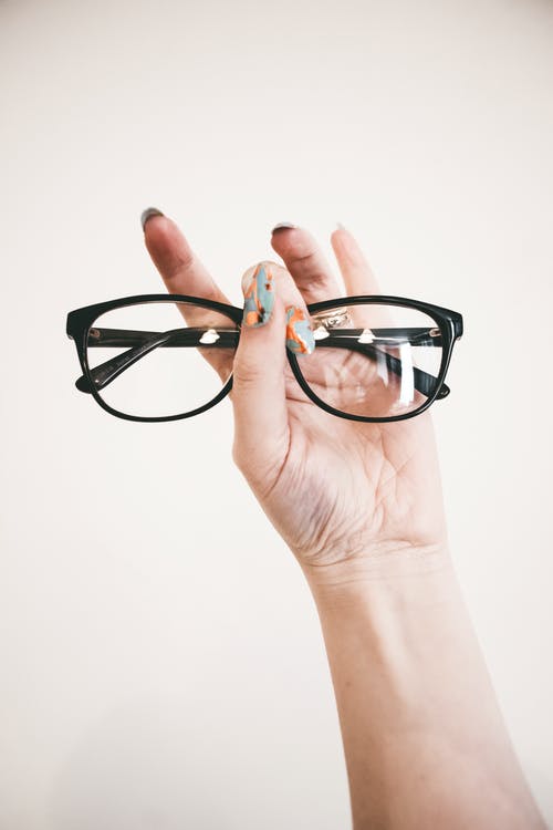 Mano sosteniendo unos anteojos de pasta de color negro. | Foto: Pexels Mano sosteniendo unos anteojos de pasta de color negro. | Foto: Pexels
