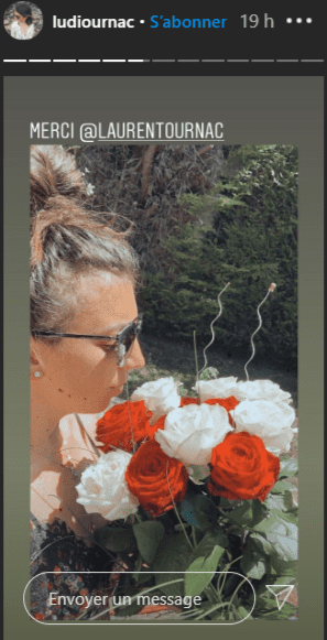 Photo de Ludine Ournac tenant un bouquets de fleurs. | Photo : Story Instagram/ludiournac