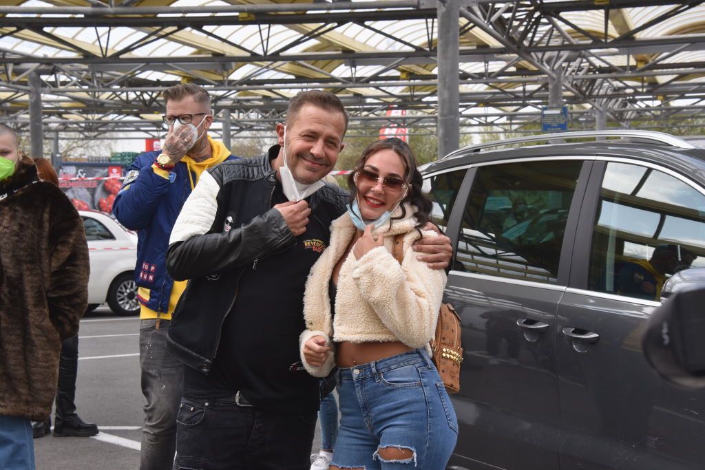 Willi Herren und seine Tochter Alessia stehen bei der Eröffnung seines Imbisswagens "Willi Herrens Rievkooche Bud" auf dem Gelände von Selgros. Foto: Horst Galuschka / dpa I Quelle: Getty Images