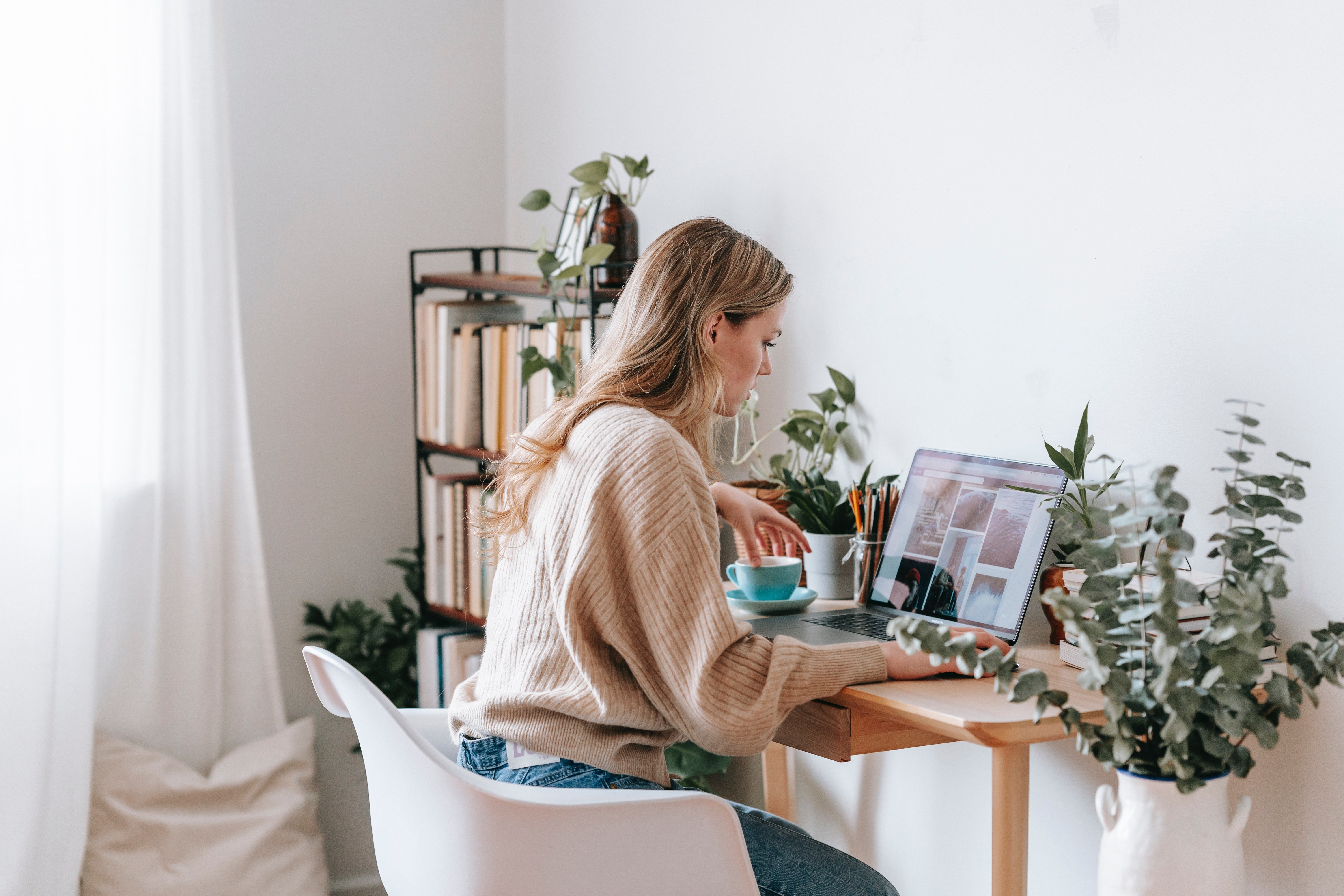 Paula returned from the UK and immediately began working hard at her parents' company. | Source: George Milton/Pexels