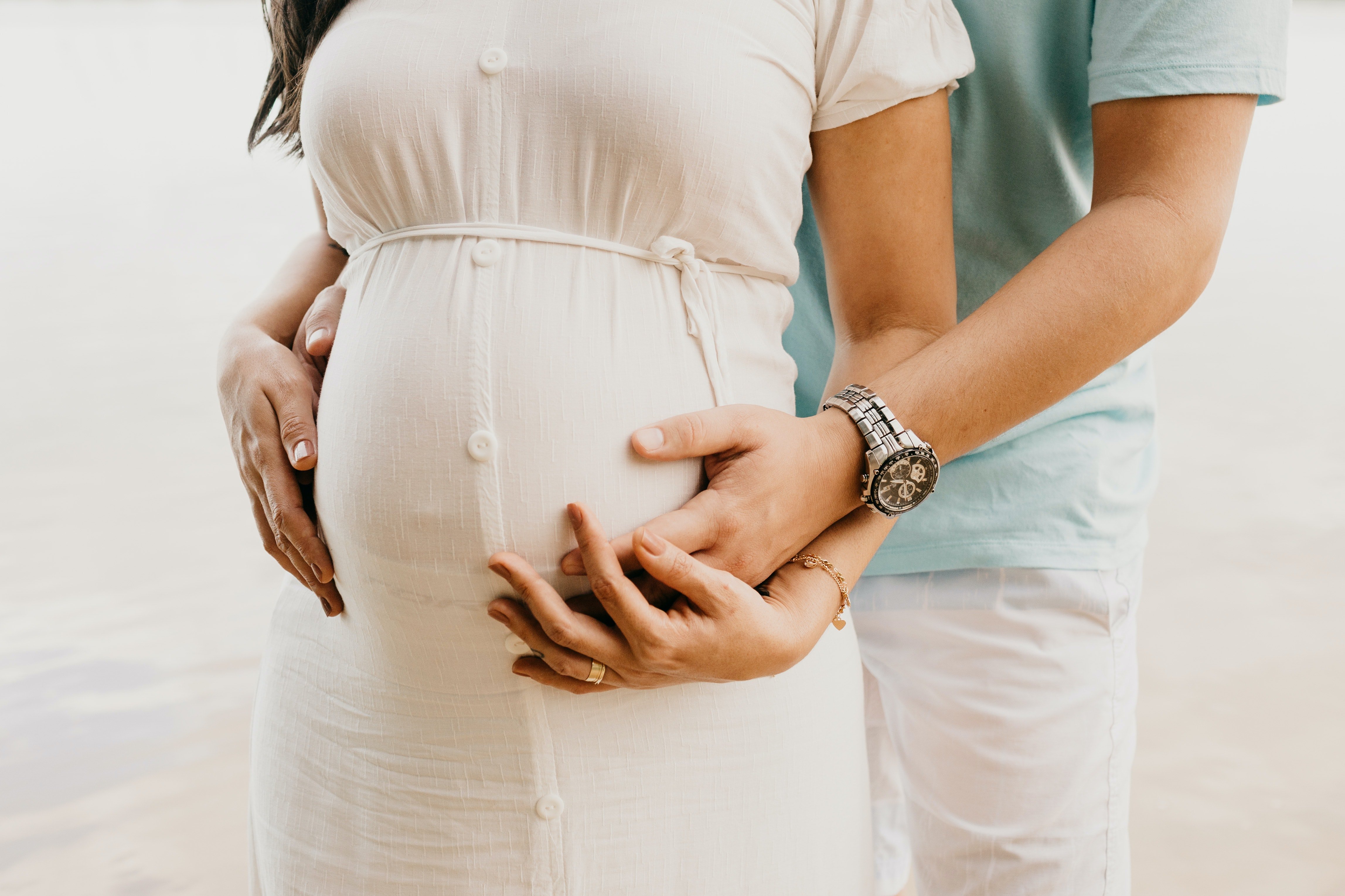 Une femme enceinte et son mari. | Photo : Pexels