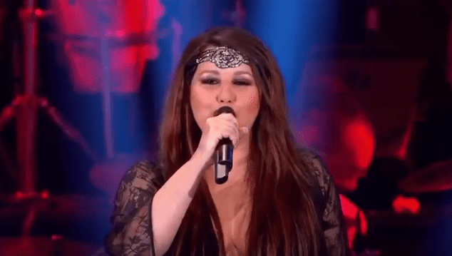 Nathalie Cardone chante "Hasta Siempre" dans "Les années bonheur" en 2016. | Youtube/Nathalie Cardone OFFICIEL