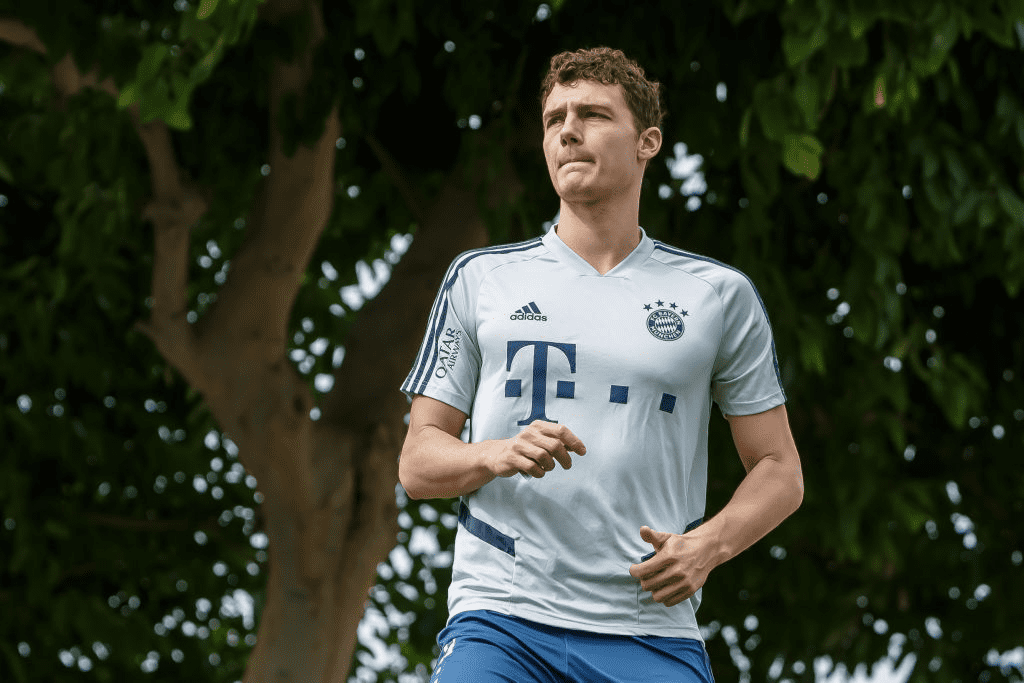 Benjamin Pavard, du FC Bayern Muenchen, assiste à la deuxième journée du camp d'entraînement hivernal du FC Bayern Muenchen, le 5 janvier 2020 à Doha, au Qatar. | Photo : Getty Images