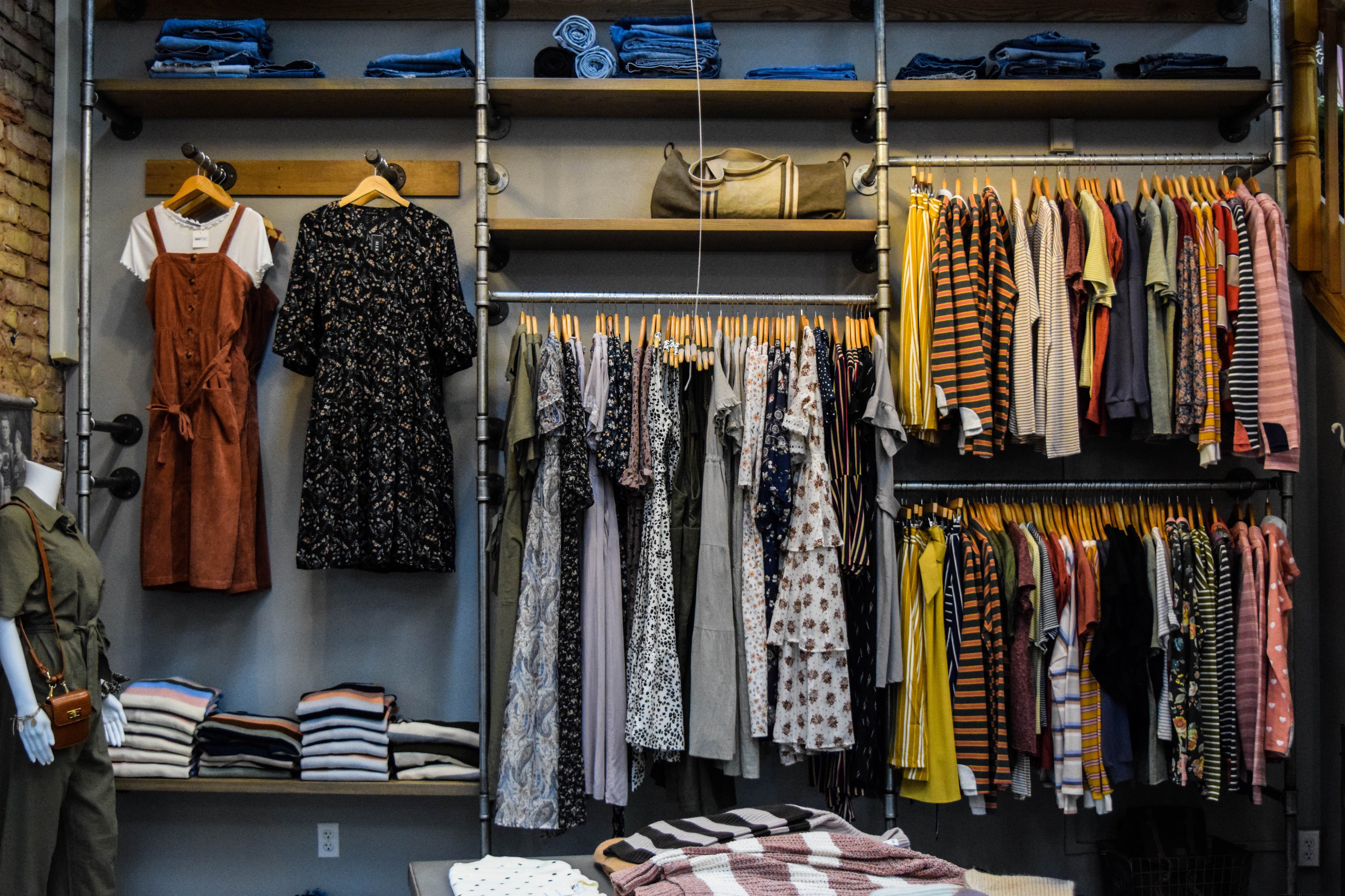 Un armario lleno de ropa y trajes. | Foto: Pexels