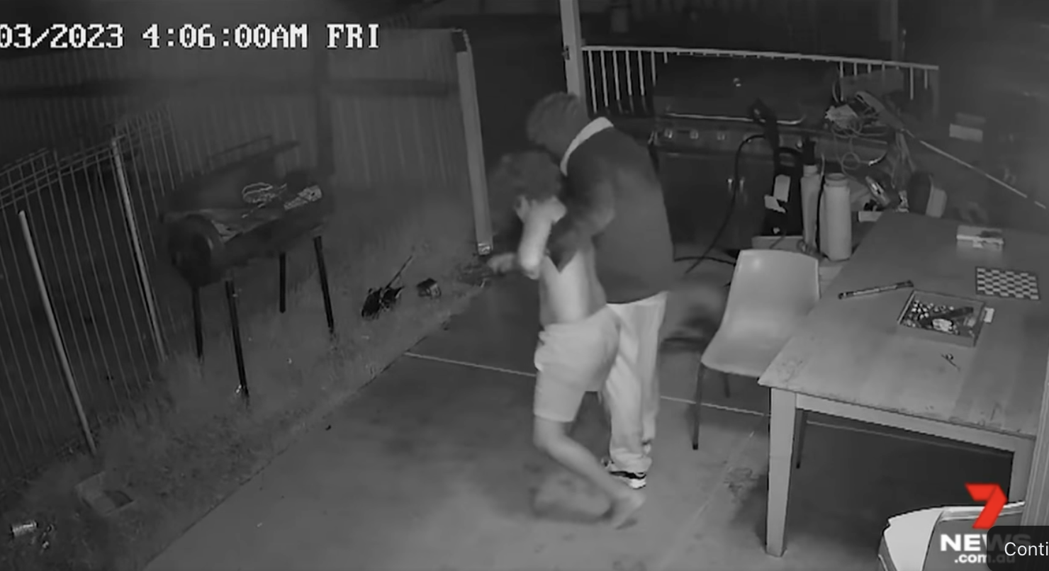 Aufnahmen des maskierten Mannes, der in das Haus einbricht und den Jungen entführt | Quelle: Facebook.com/7NEWS Perth