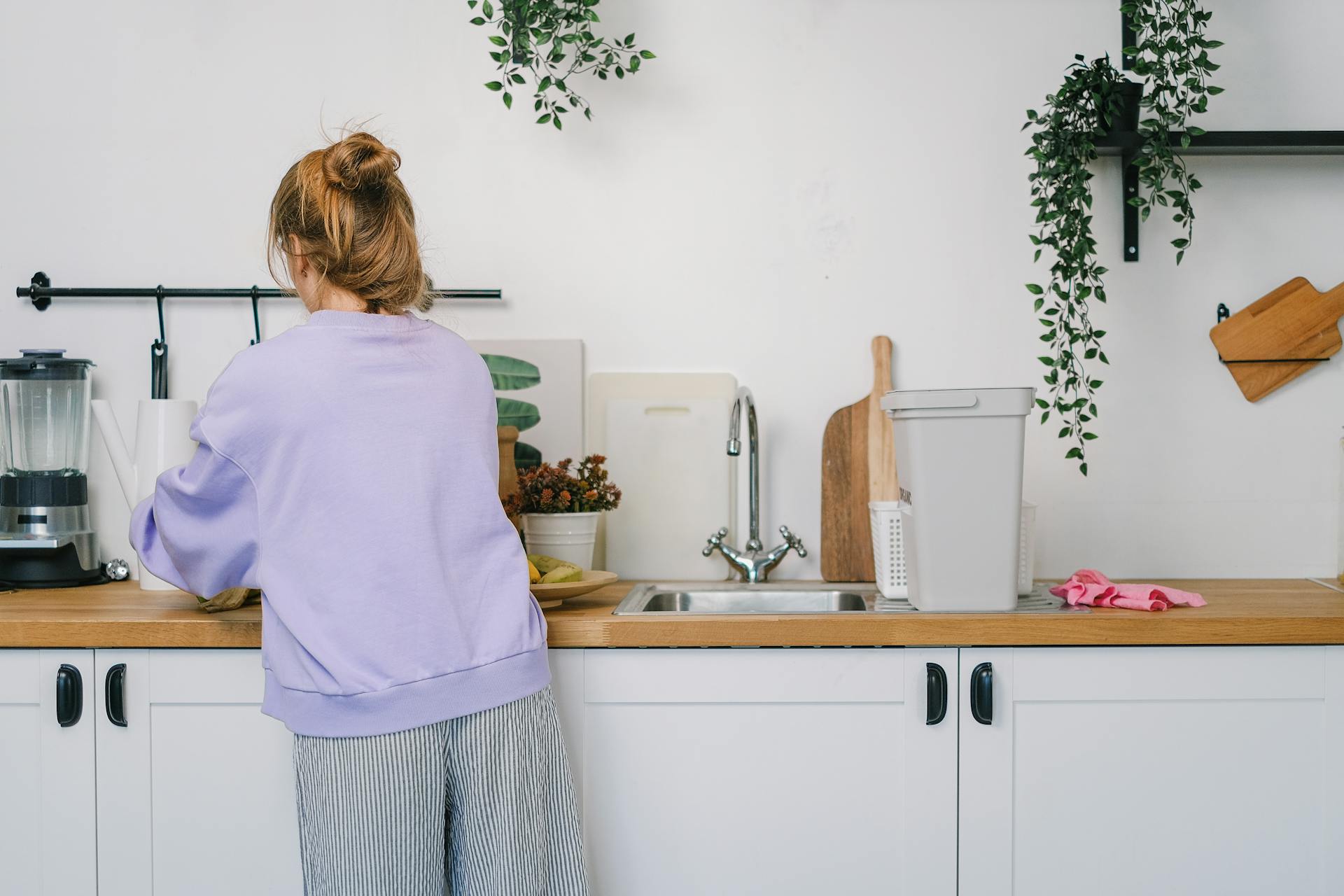 A woman standing in her kitchen | Source: Pexels