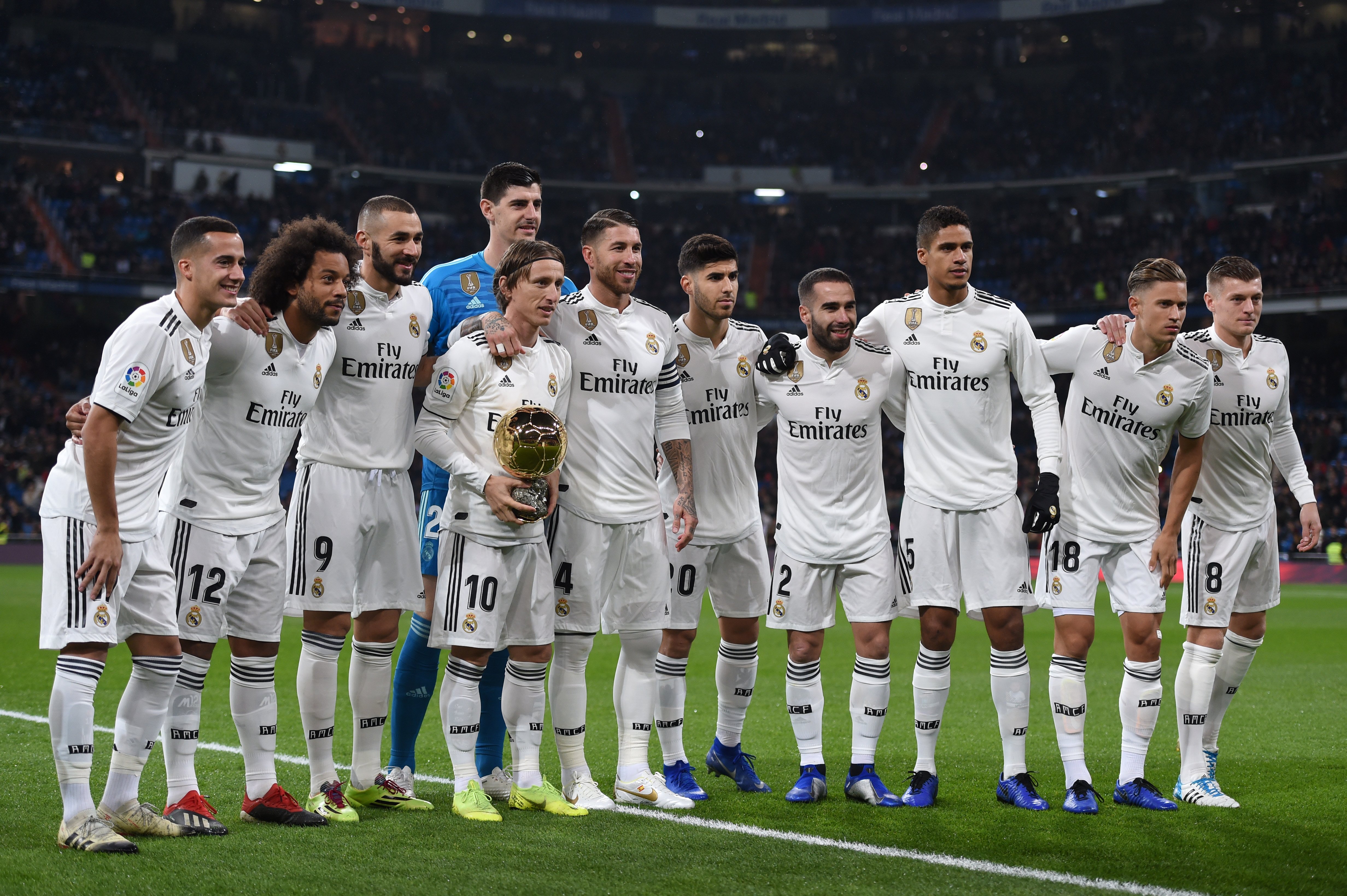 Los jugadores del Real Madrid posan con Luka Modric del Real Madrid y su premio Balón de Oro antes del partido de Liga entre el Real Madrid CF y el Rayo Vallecano de Madrid en el Estadio Santiago Bernabeu el 15 de diciembre de 2018 en Madrid, España. | Foto: Getty Images