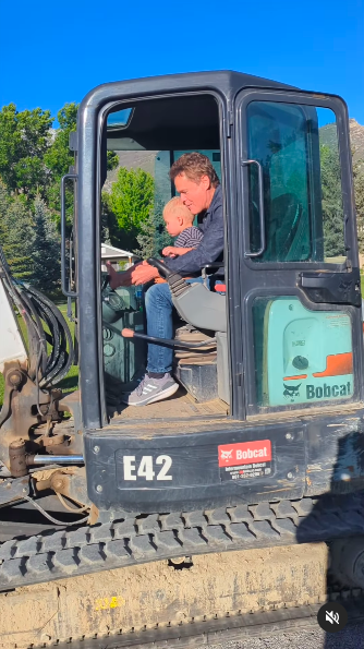 Donny Osmond playing in a claw tractor with one of his grandsons, posted on May 31, 2024 | Source: Instagram/donnyosmond