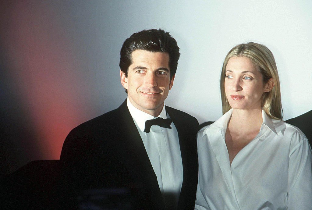 John F. Kennedy, Jr. and his wife Carolyn Bessette Kennedy attend the "Brite Nite Whitney" Fundraising Gala | Photo: Getty Images