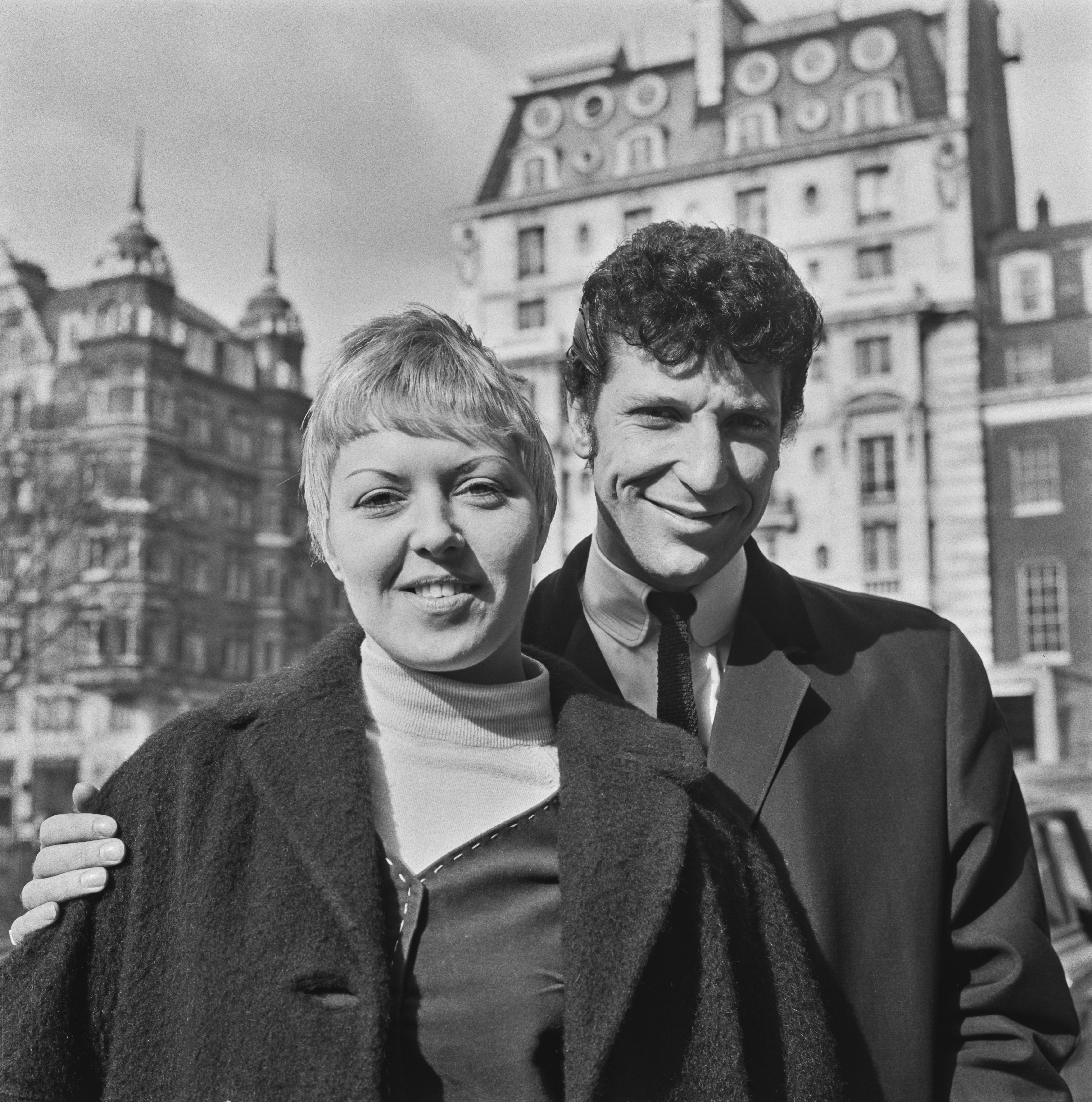 Tom Jones and Linda in Hanover Square, London on March 2, 1965 | Source: Getty Images