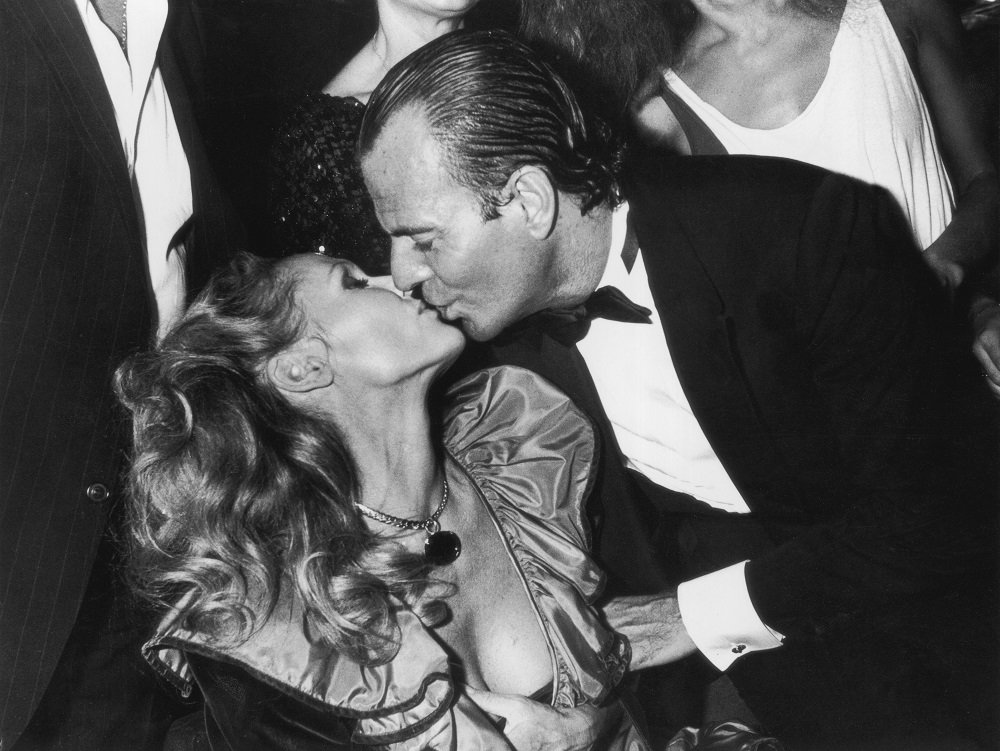 Julio Iglesias besa a la actriz Ursula Andress en su cumpleaños, septiembre de 1983. | Foto: Getty Images