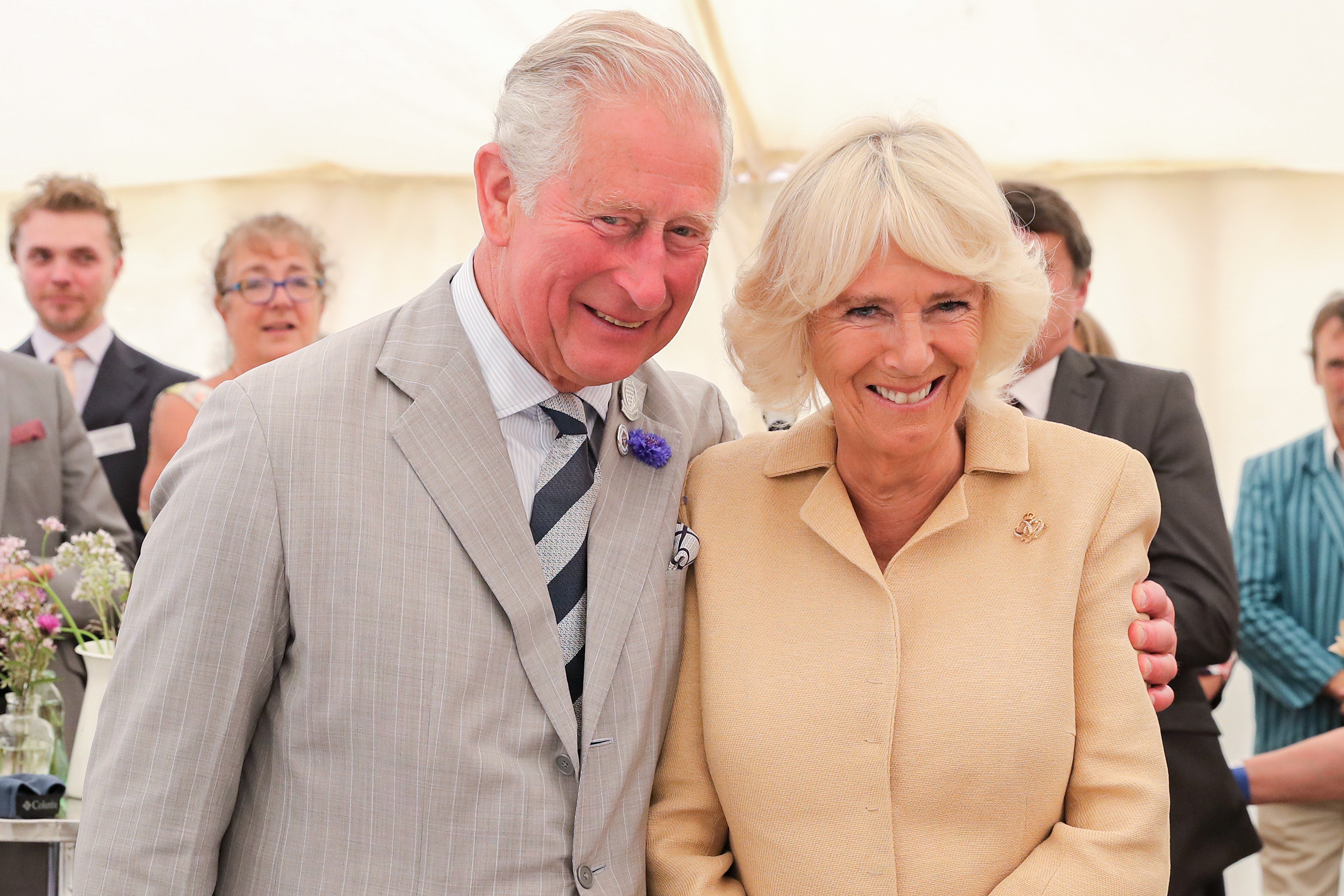 Prinz Charles und Herzogin Camilla bei der Feier des großen Picknicks der Nationalparks während eines offiziellen Besuchs in Devon und Cornwall am 17. Juli 2019 in Simonsbath, England | Quelle: Getty Images