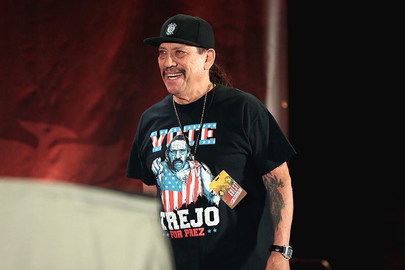 Danny Trejo speaking at the 2017 Phoenix Comicon. | Source: Wikimedia Commons