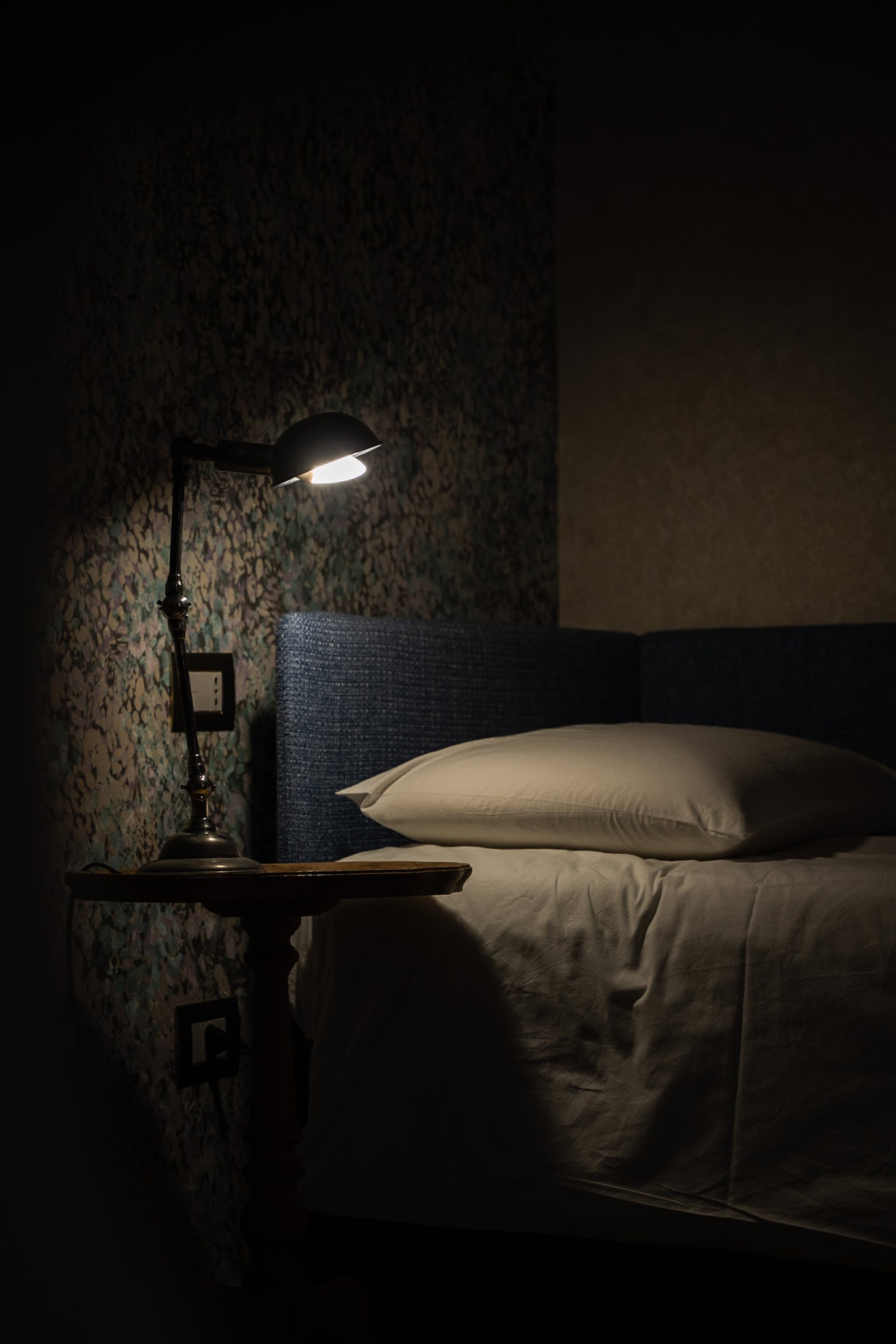 A lamp in a dark room | Source: Pexels