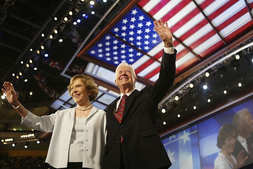 Former U.S. President Jimmy Carter and his wife Rosalynn wave to the audience during the Democratic National Convention at the FleetCenter July 26, 2004 in Boston, Massachusetts. | Photo: Getty Images