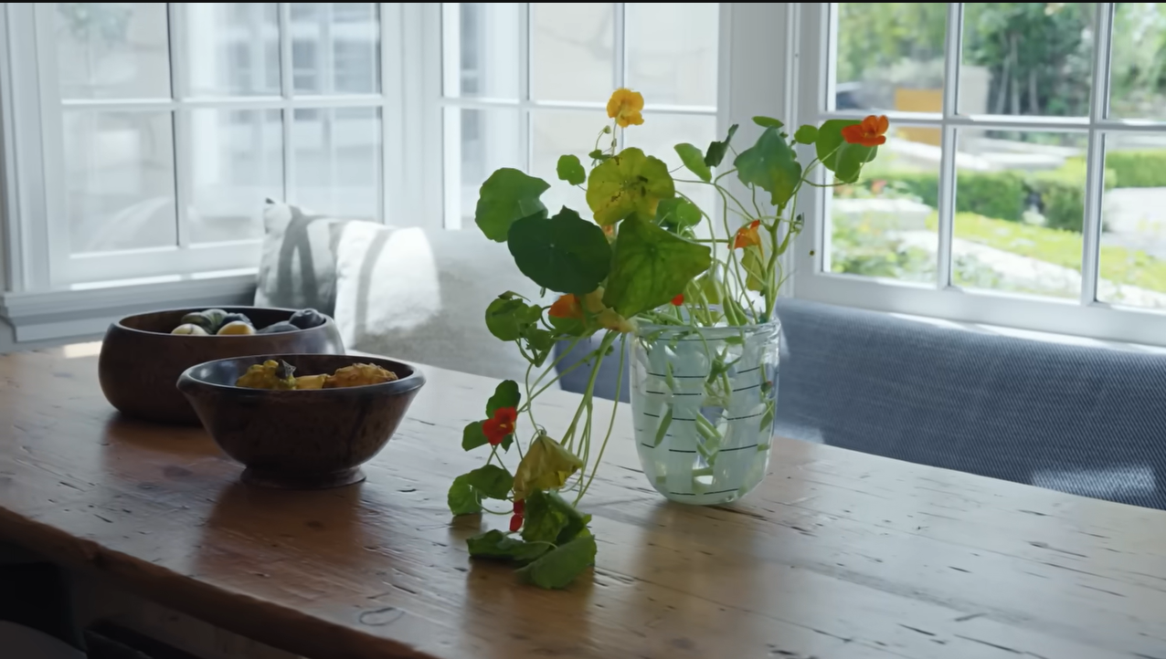 She routinely shares the property with her son, her sisters, and a large group of nieces and nephews. | Source: YouTube/@Archdigest
