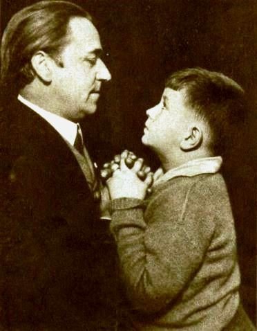 Noah Beery, Sr. and his son Noah Beery, Jr. on March 30, 1922 | Source: Wikimedia Commons