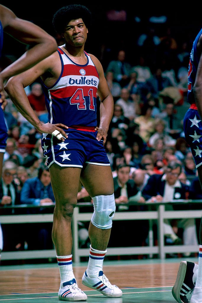 Wes Unseld, #41 of the Washington Bullets in a game against the Boston Celtics in 1976. | Photo: Getty Images