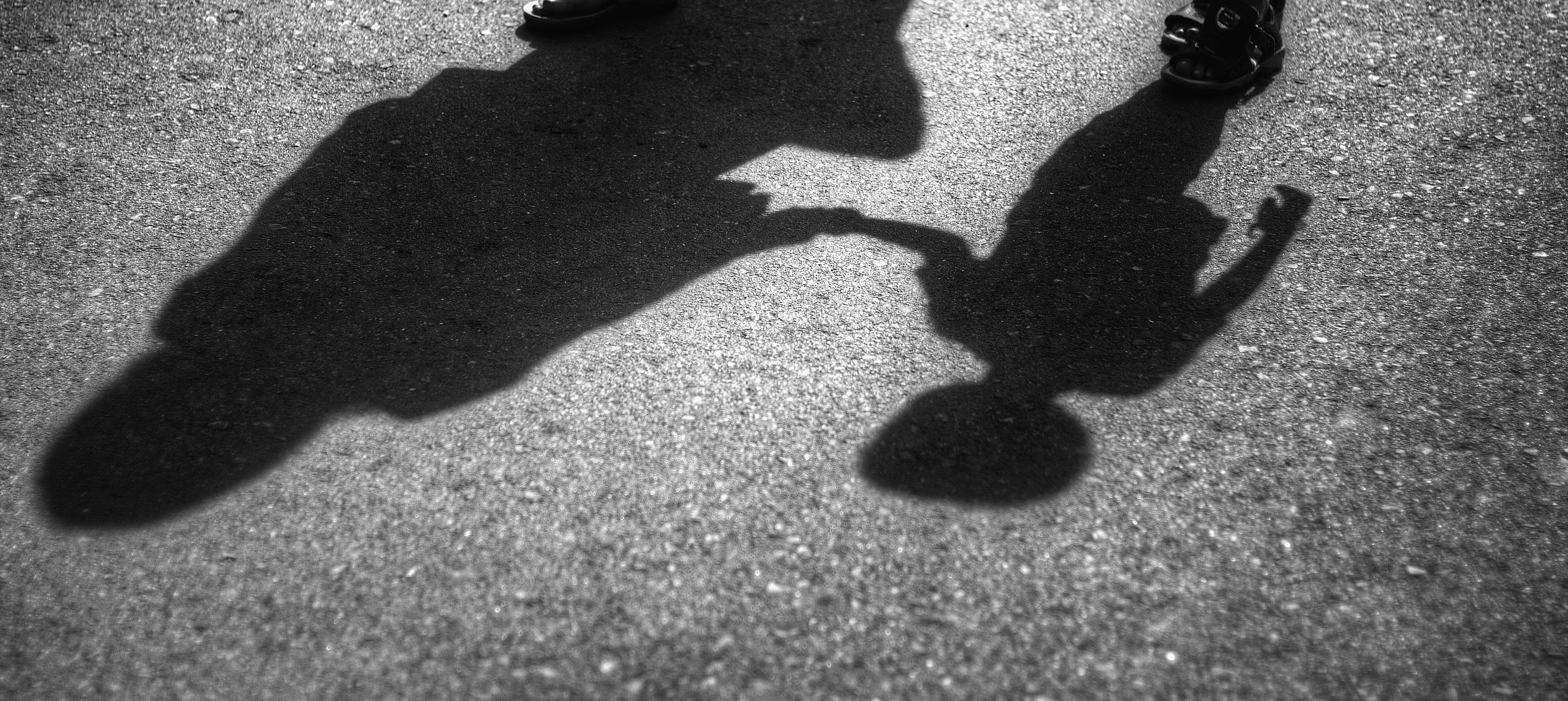 Sombras de madre e hijo sobre el pavimento. | Foto: Shutterstock