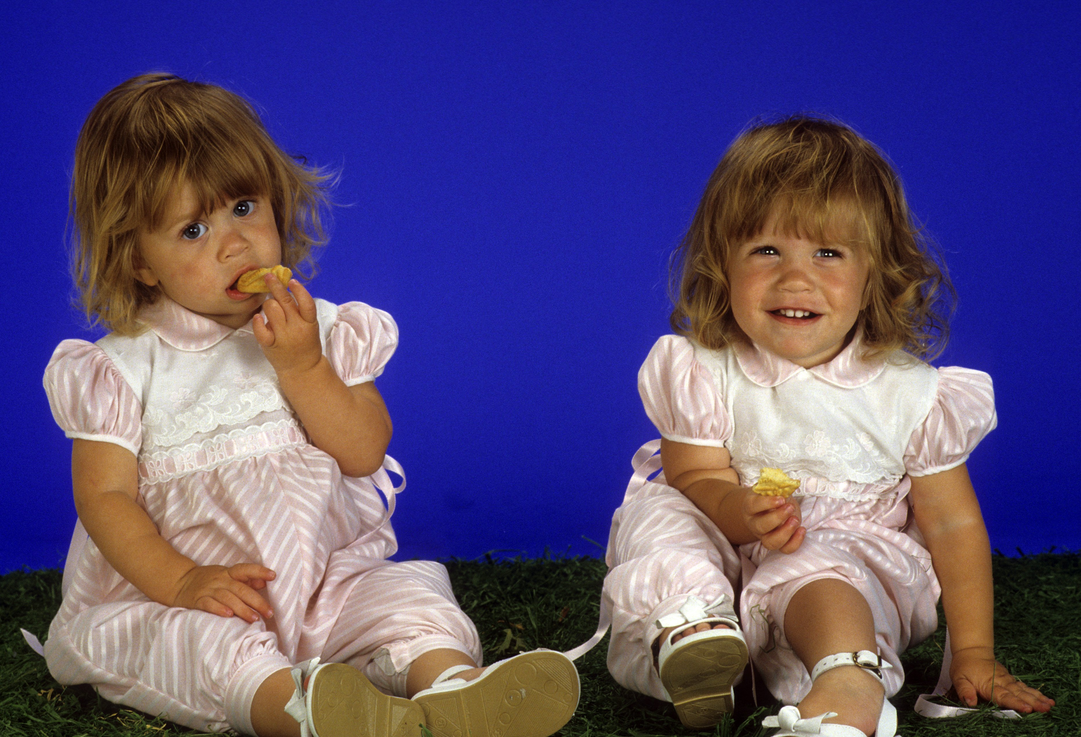 Mary-Kate and Ashley Olsen in a portrait session for "Full House" on April 11, 1988 | Source: Getty Images 