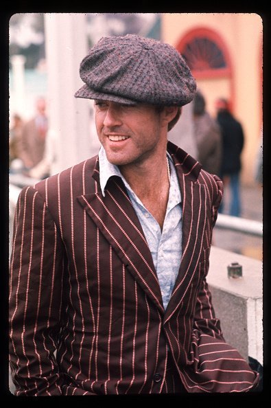 Robert Redford posa para una foto en el set de "The Sting" el febrero de 1973 | Fuente: Getty Images.