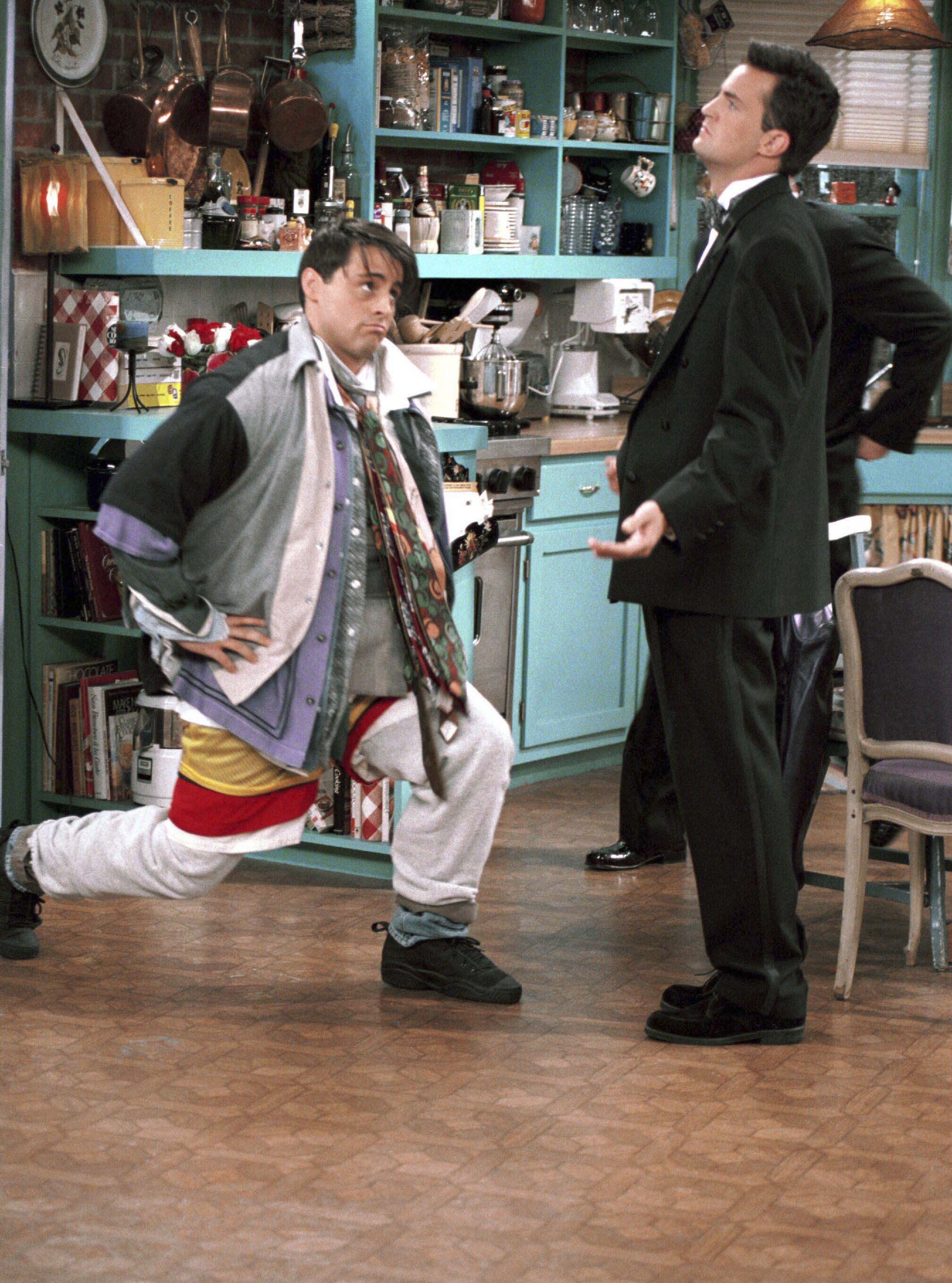 "The One Where No One's Ready" - Episodio 2 - Emitido el 9/26/1996 - Matt LeBlanc como Joey Tribbiani, Matthew Perry como Chandler Bing. | Foto: Getty Images "The One Where No One's Ready" - Episodio 2 - Emitido el 9/26/1996 - Matt LeBlanc como Joey Tribbiani, Matthew Perry como Chandler Bing. | Foto: Getty Images