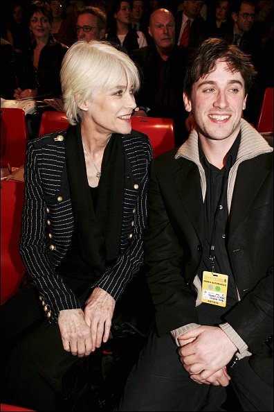 La chanteuse Françoise Hardy avec son fils chanteur Thomas Dutronc lors de la 20ème cérémonie des "Victoires de la Musique" qui s'est tenue au Zénith de Paris. | Photo : Getty Images