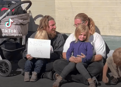 The family held a sign seeking help from onlookers | Source: TikTok/isaiahgarza