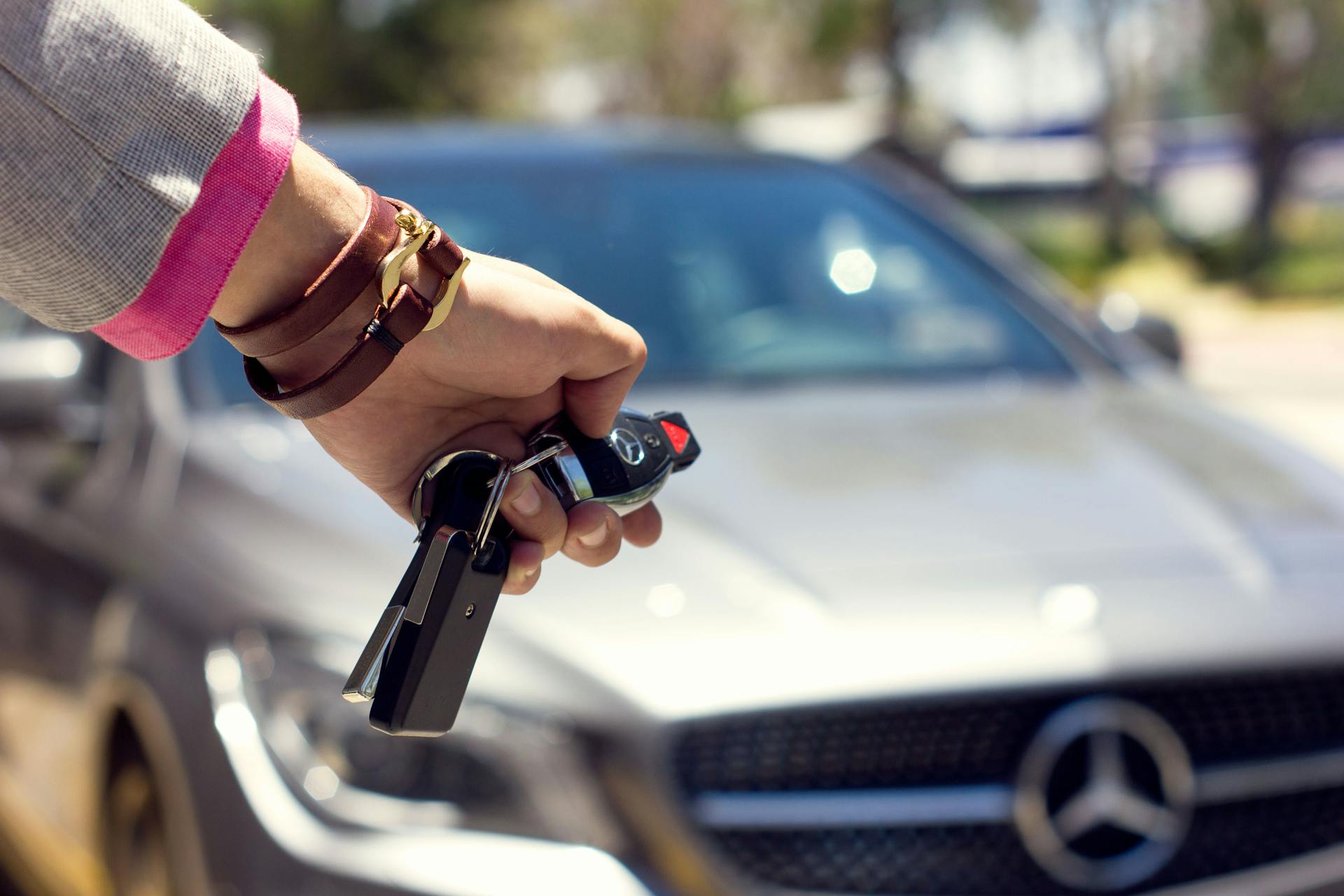 A woman unlocking her car | Source: Pexels