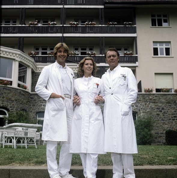 Alfred Vohrer SASCHA HEHN (Dr. Udo Brinkmann), GABY DOHM (Schwester Christa), KLAUSJÜRGEN WUSSOW (Prof. Klaus Brinkmann) vor der Schwarzwaldklinik | Quelle: Getty Images