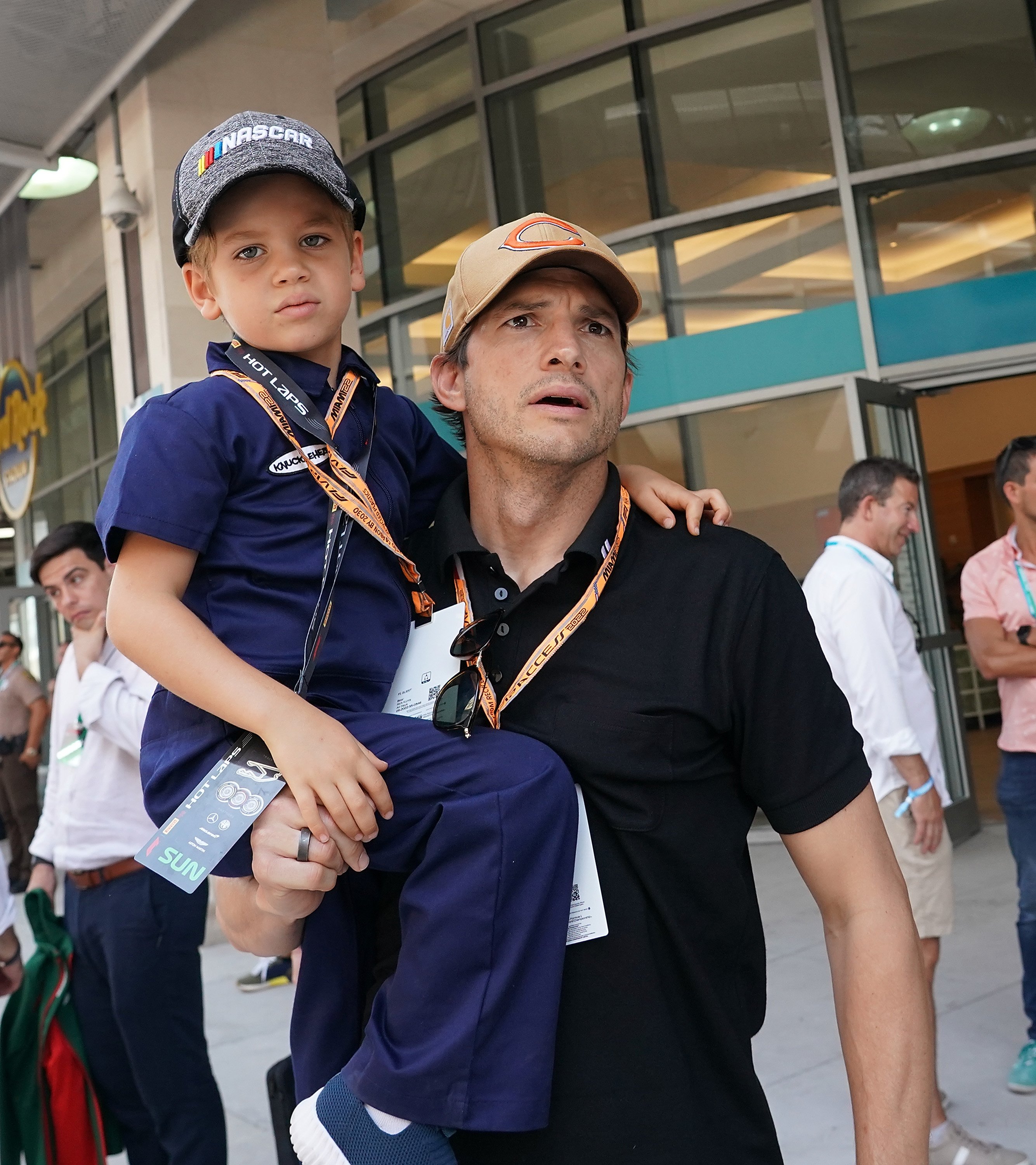 Ashton Kutcher y su hijo Dimitri en Miami, en 2022. | Source: Getty Images