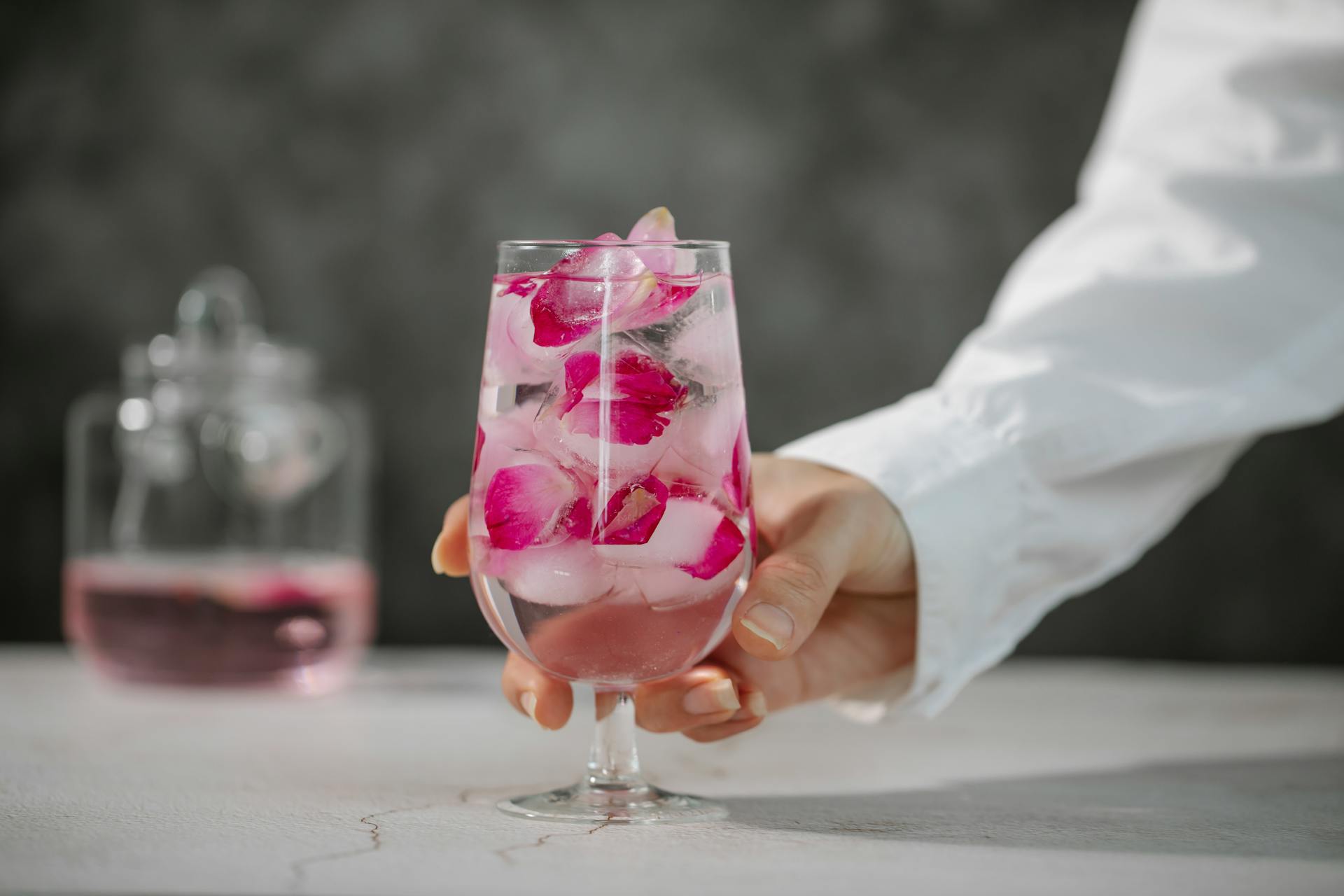 A glass of water with fancy ice blocks | Source: Pexels