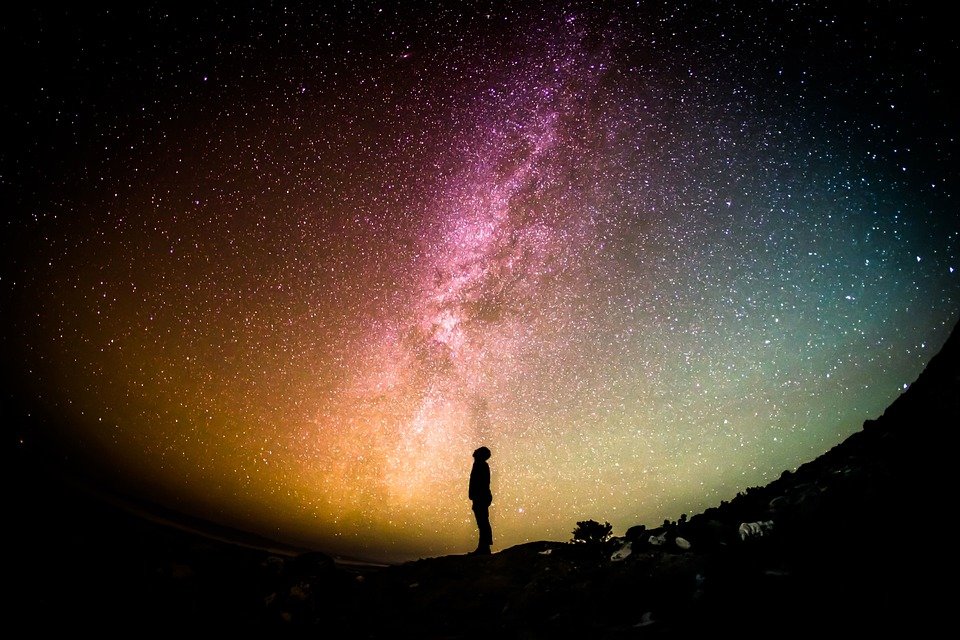 Toma de la silueta de una persona con vista a las estrellas y la Vía Láctea. | Imagen: Pixabay