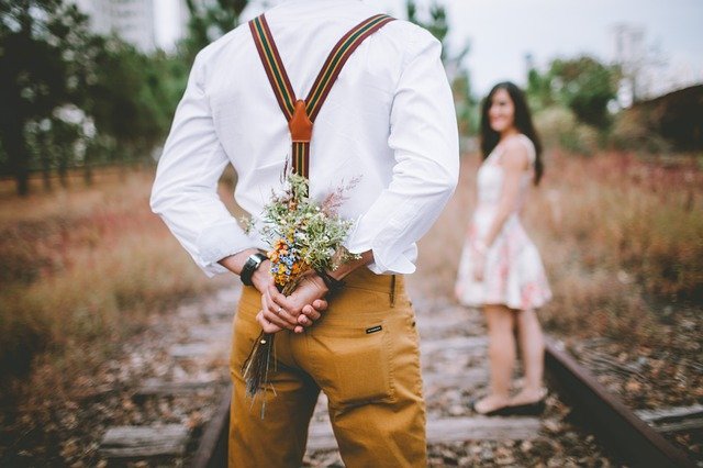 Joven sorprende a su novia con flores. Fuente: Pixabay Joven sorprende a su novia con flores. Fuente: Pixabay