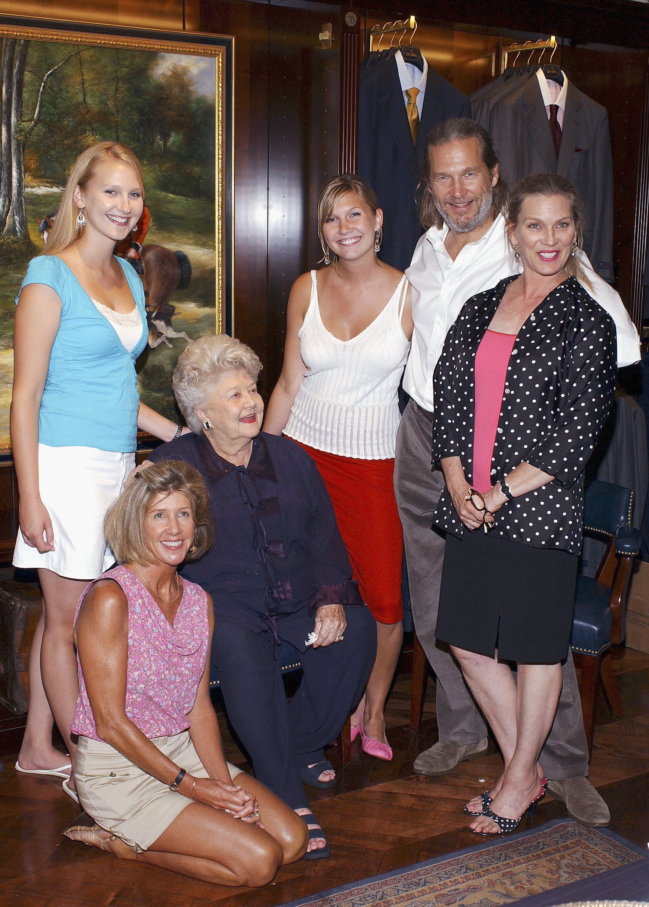 Hayley, Cindy, mother Dorothy, Jessica and wife Susan attend a cocktail party celebrating the launch of Bridges' new book of photographs entitled "Pictures" on September 9, 2004 at Brooks Brothers in Beverly Hills, California. | Source: Amanda Edwards/Getty Images