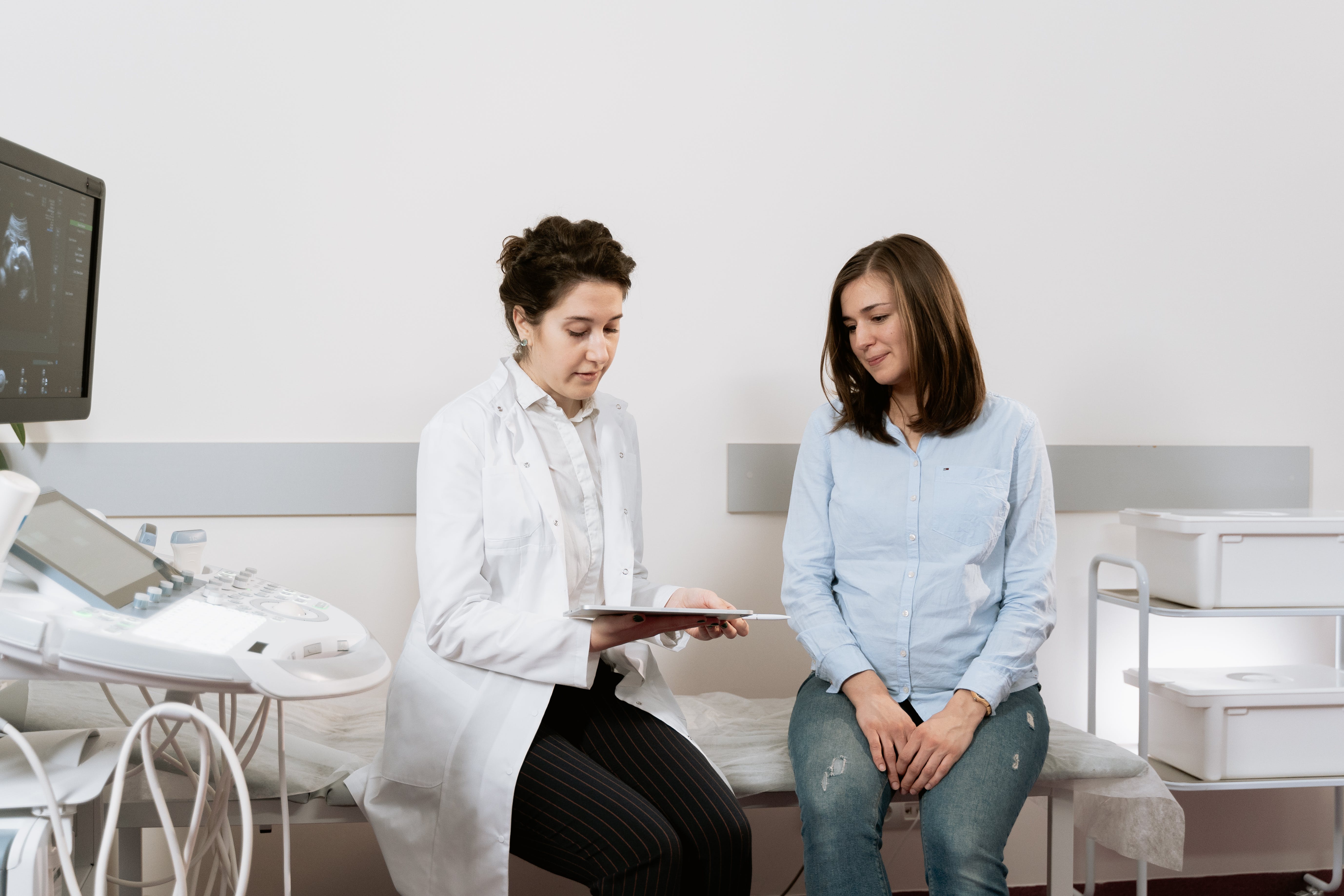 A pregnant woman having a consultation with a doctor. | Source: Pexels