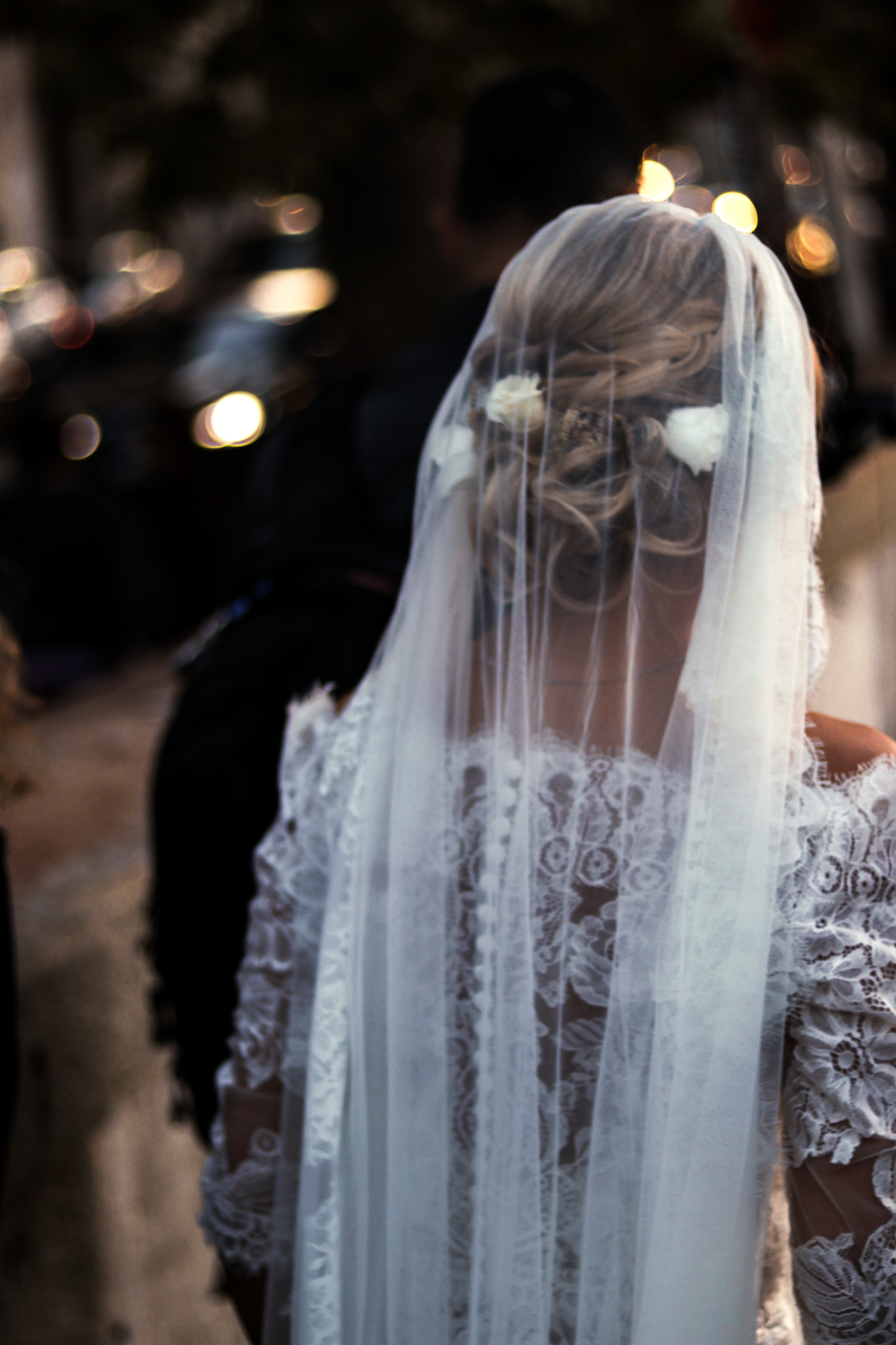 Une mariée filmée de dos. | Photo : Unsplash