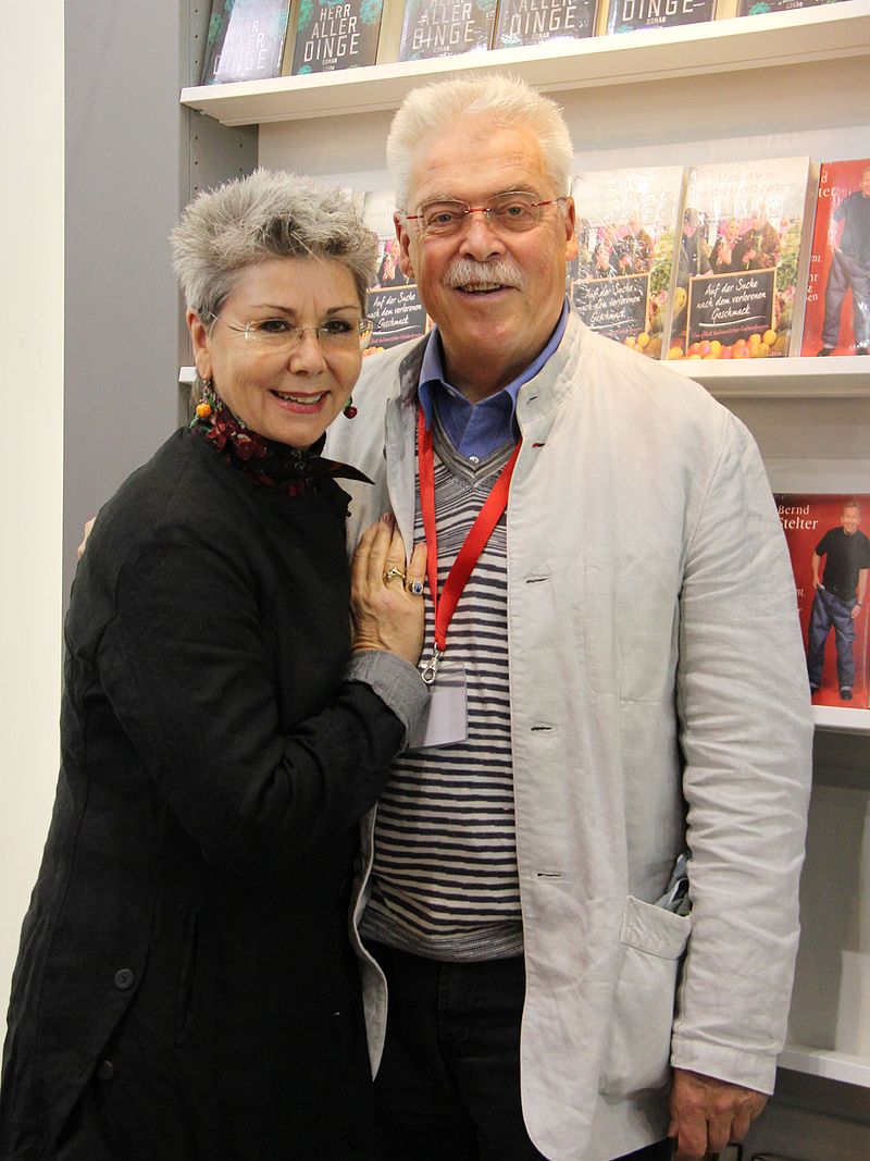 Martina Meuth und Bernd "Moritz" Neuner-Duttenhofer auf der Frankfurter Buchmesse 2011 | Quelle: Wikimedia Commons Martina Meuth und Bernd "Moritz" Neuner-Duttenhofer auf der Frankfurter Buchmesse 2011 | Quelle: Wikimedia Commons