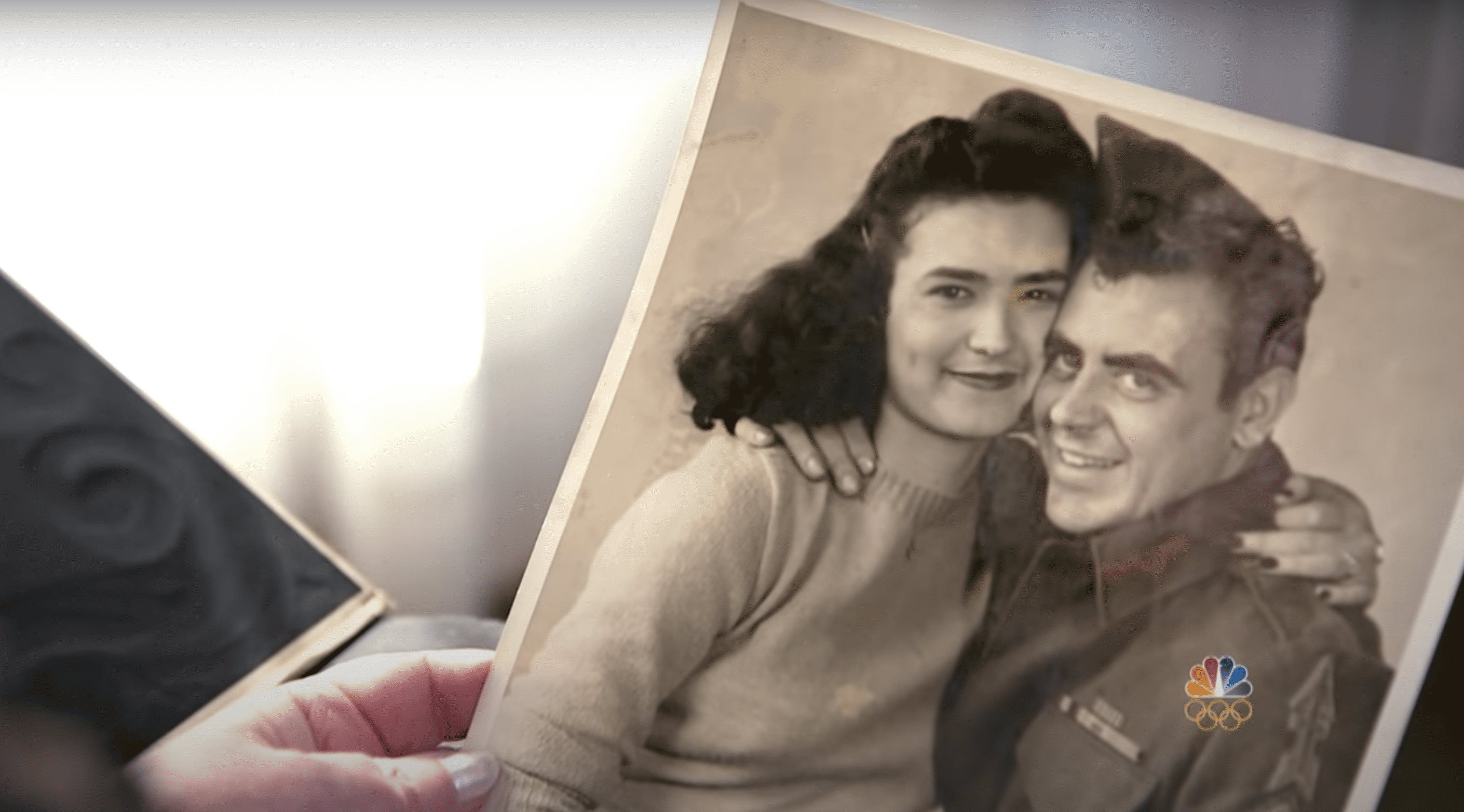 Gail Lukasik holds an old photograph of her parents, Harold Kalina and Alvera Frederic. | Source: YouTube.com/TODAY