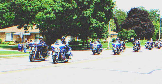 Un grupo de policías en motocicletas transitando por una calle. | Foto: Shutterstock