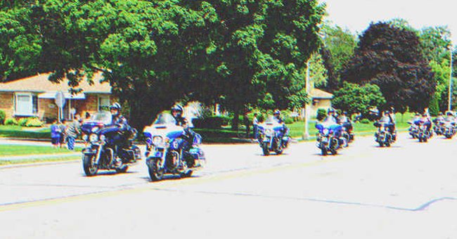 A large group of cops surrounded the little girl who was selling lemonade on the streets to buy from her | Source: Shutterstock