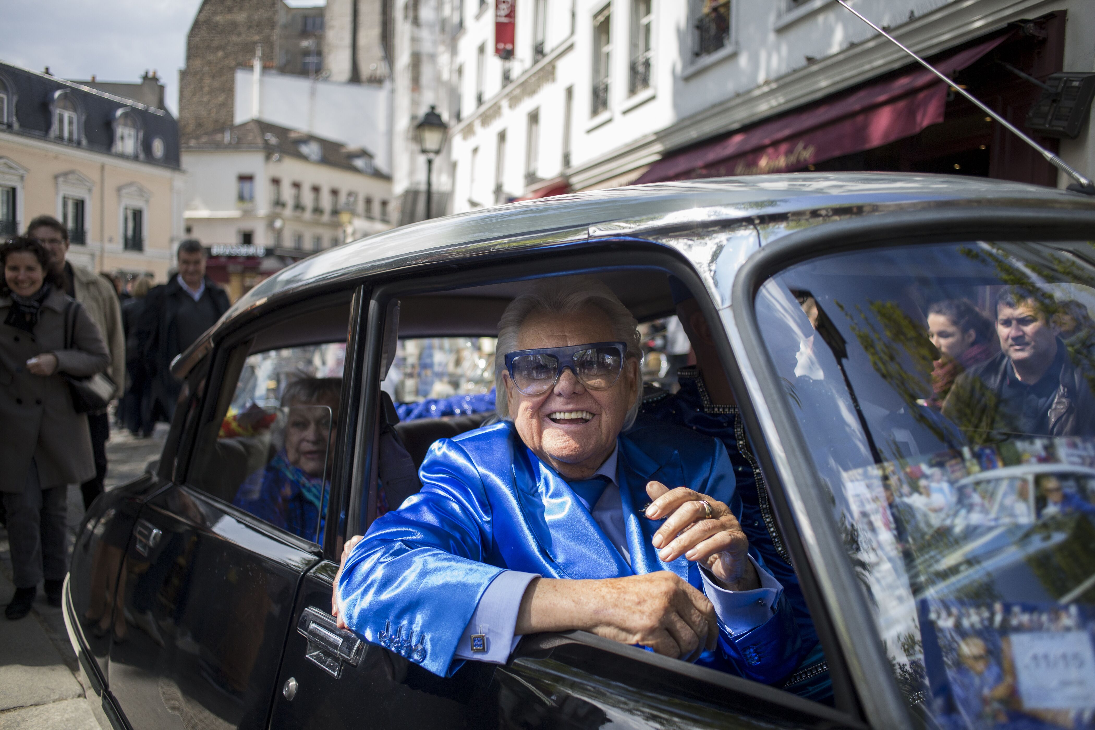 Michou arrive au Michou Day flashMob à Paris, avec un code vestimentaire bleu, le 19 avril 2014. | Photo : Getty Images
